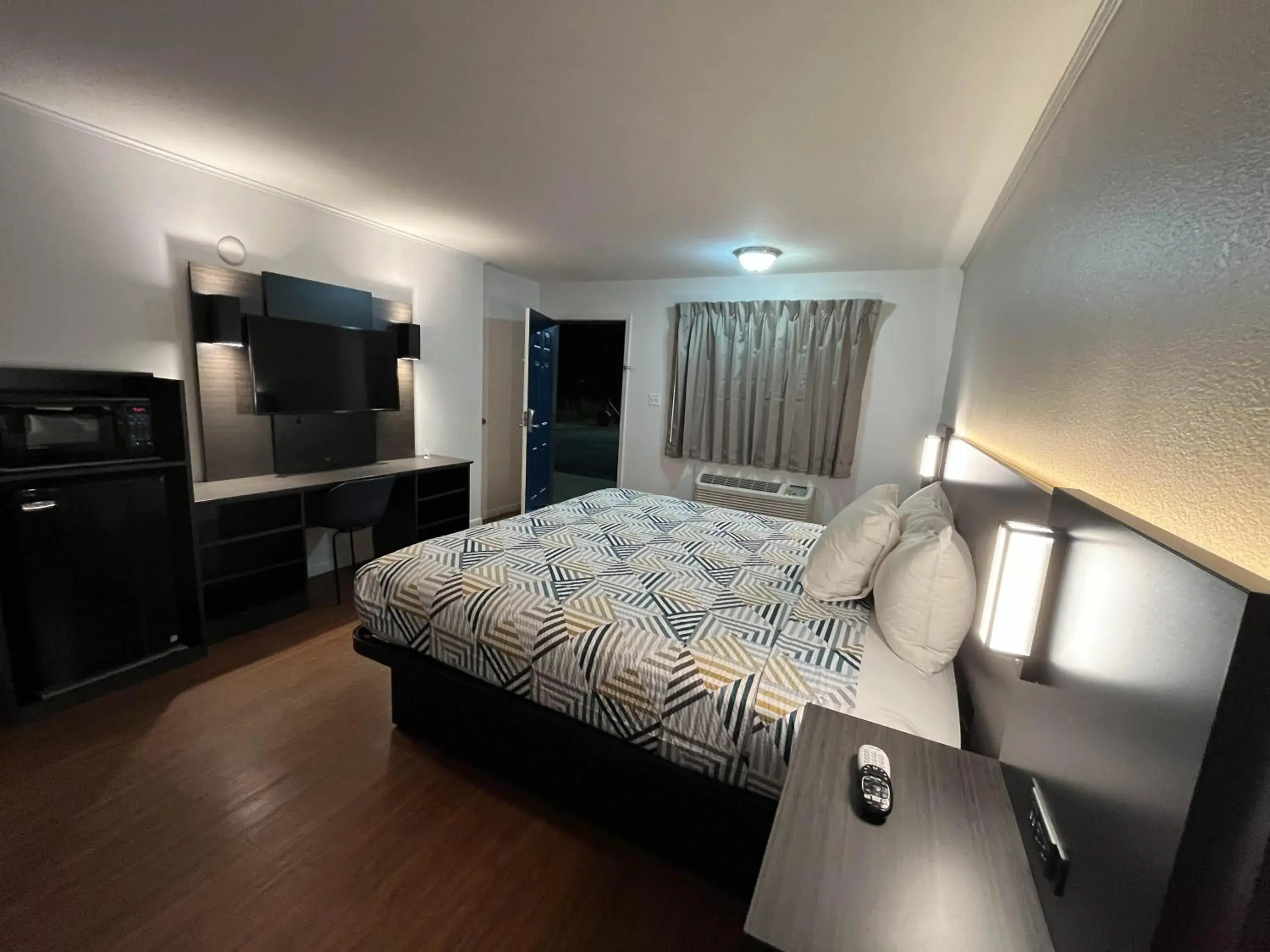 King Room - Smoking in Motel 6 Junction, TX Llano River King Room - Smoking in Motel 6 Junction, TX Llano River