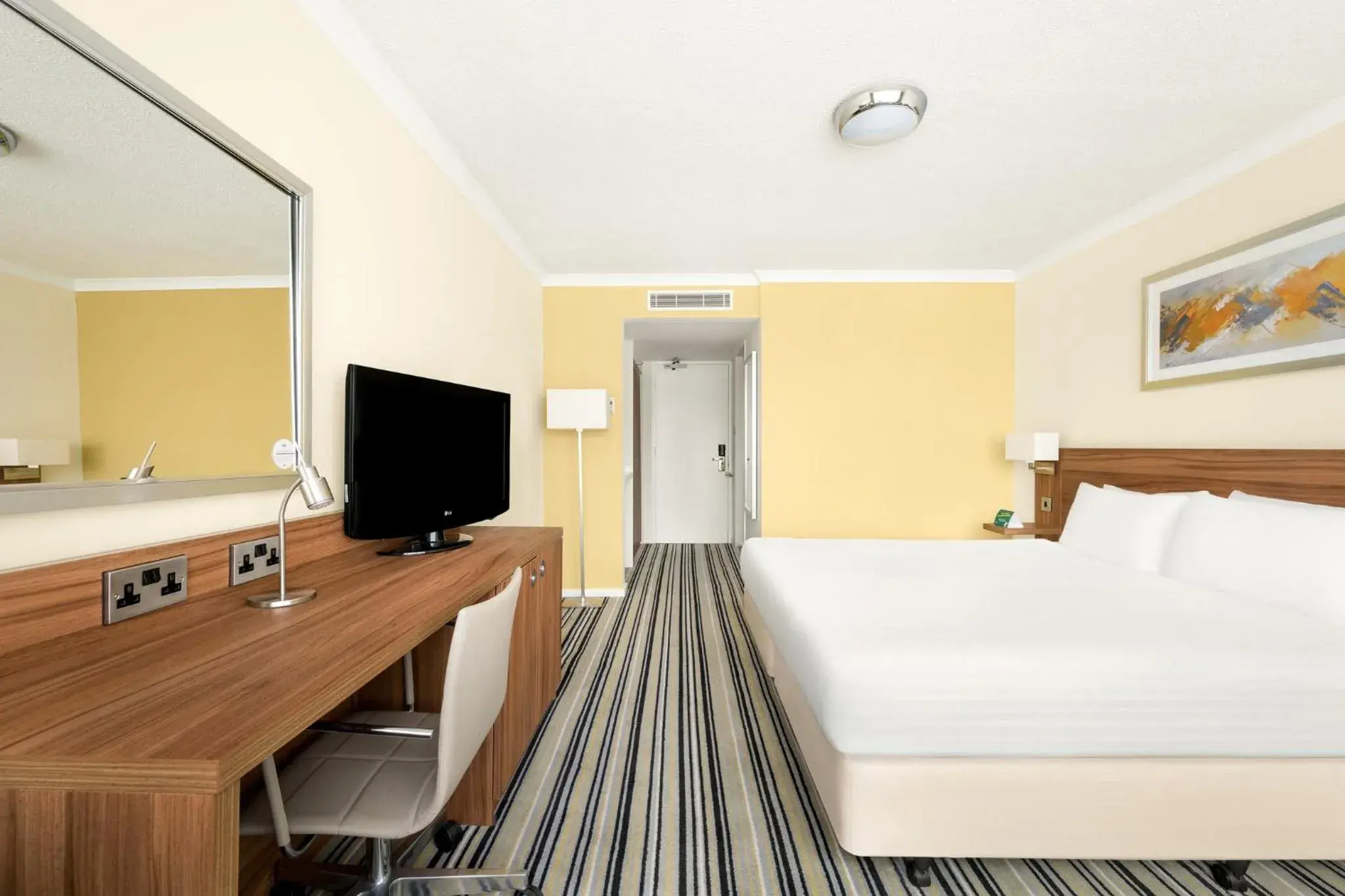 Photo of the whole room, Bed in Holiday Inn York by IHG Photo of the whole room, Bed in Holiday Inn York by IHG