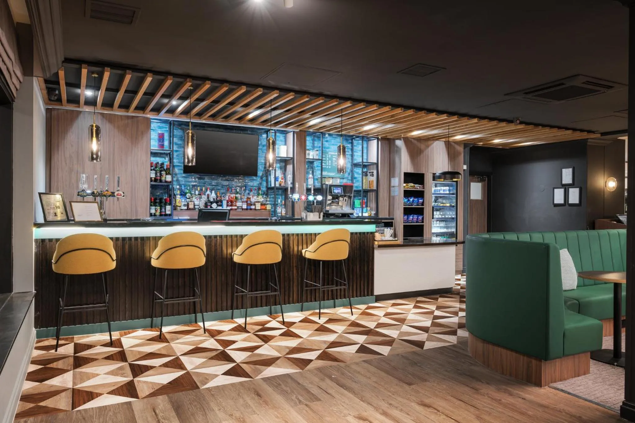 Lounge or bar in Holiday Inn York by IHG