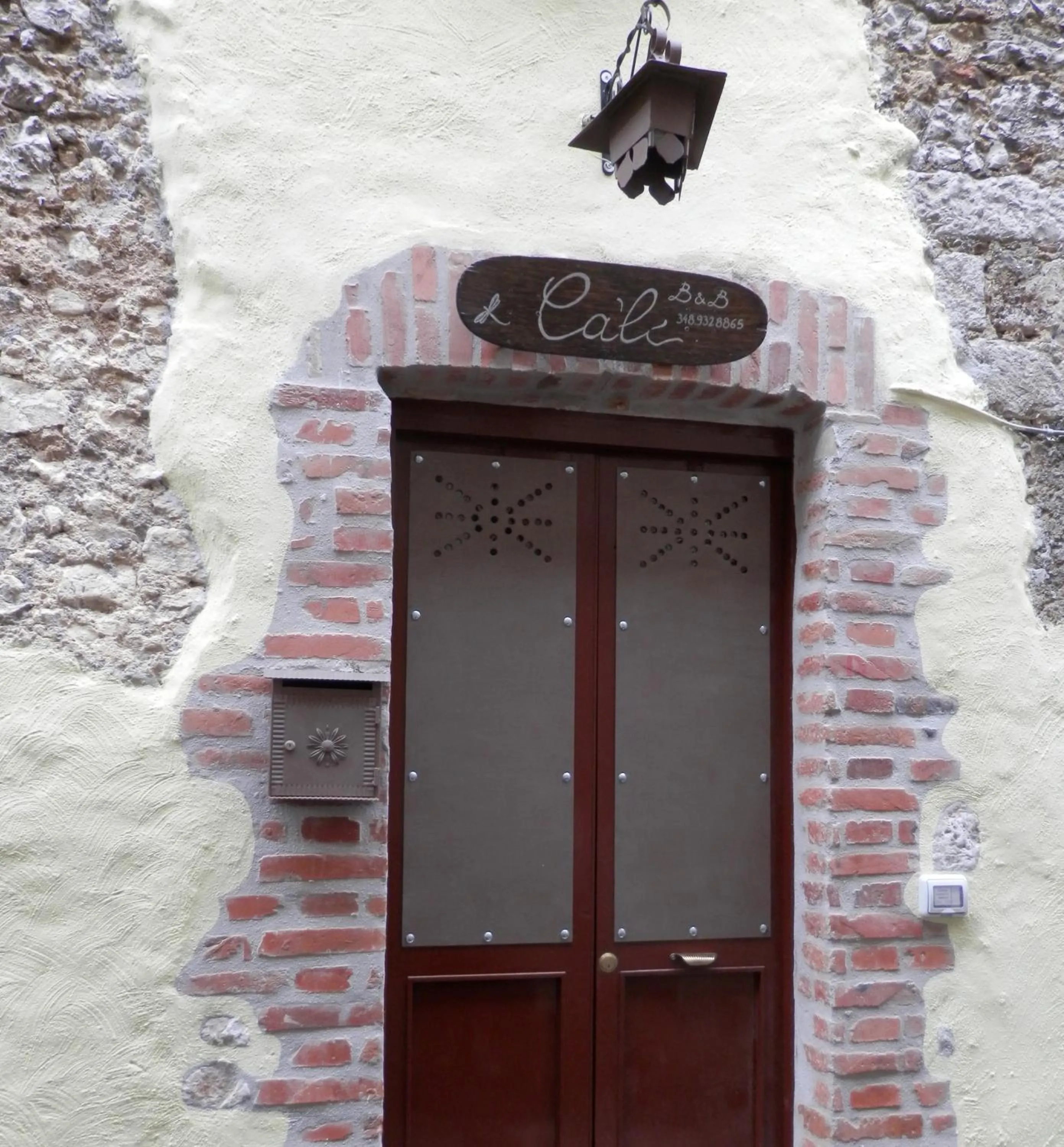 Facade/entrance in Calì B&B