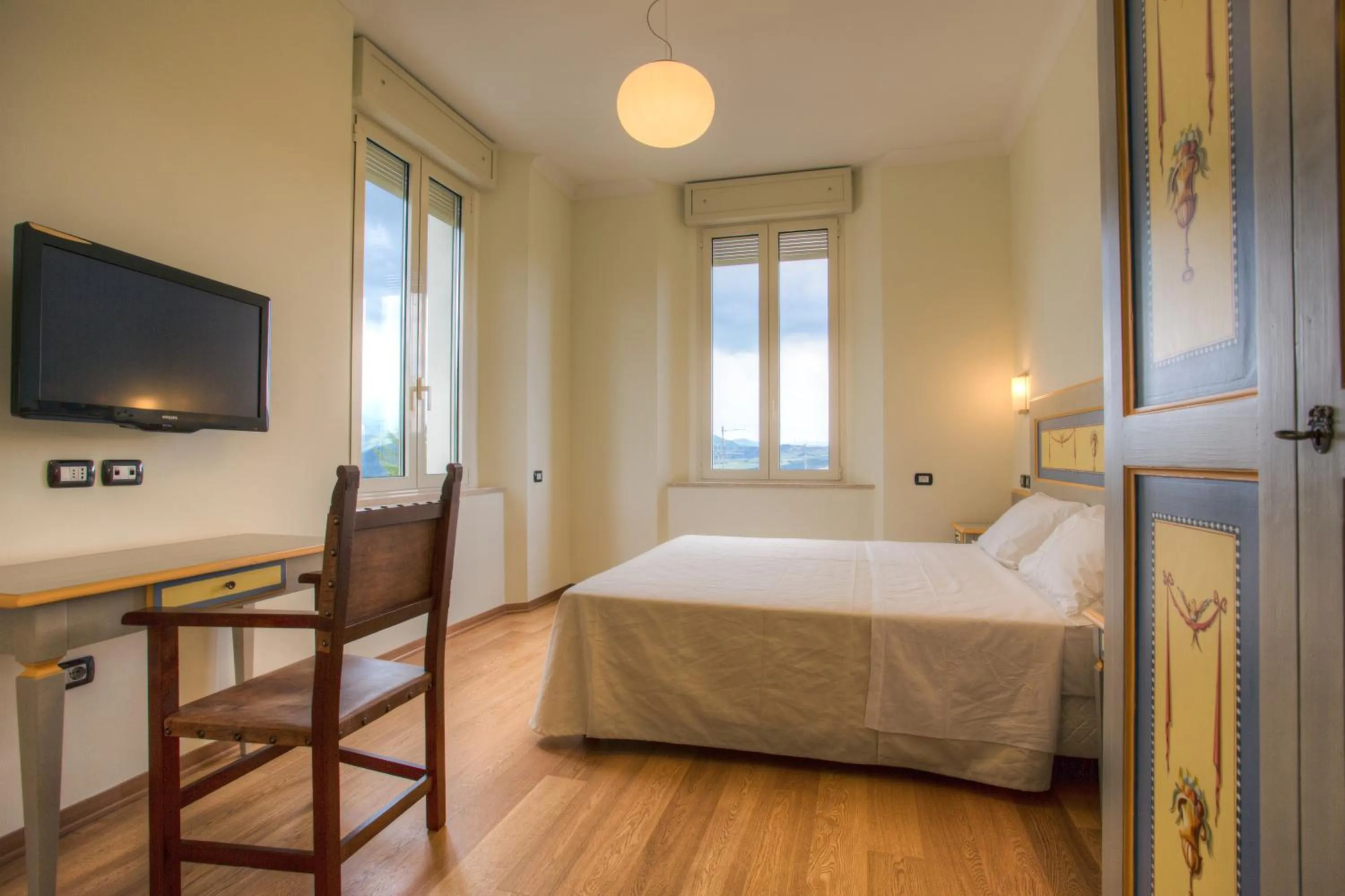 Photo of the whole room, Bed in Hotel Il Duca Del Montefeltro