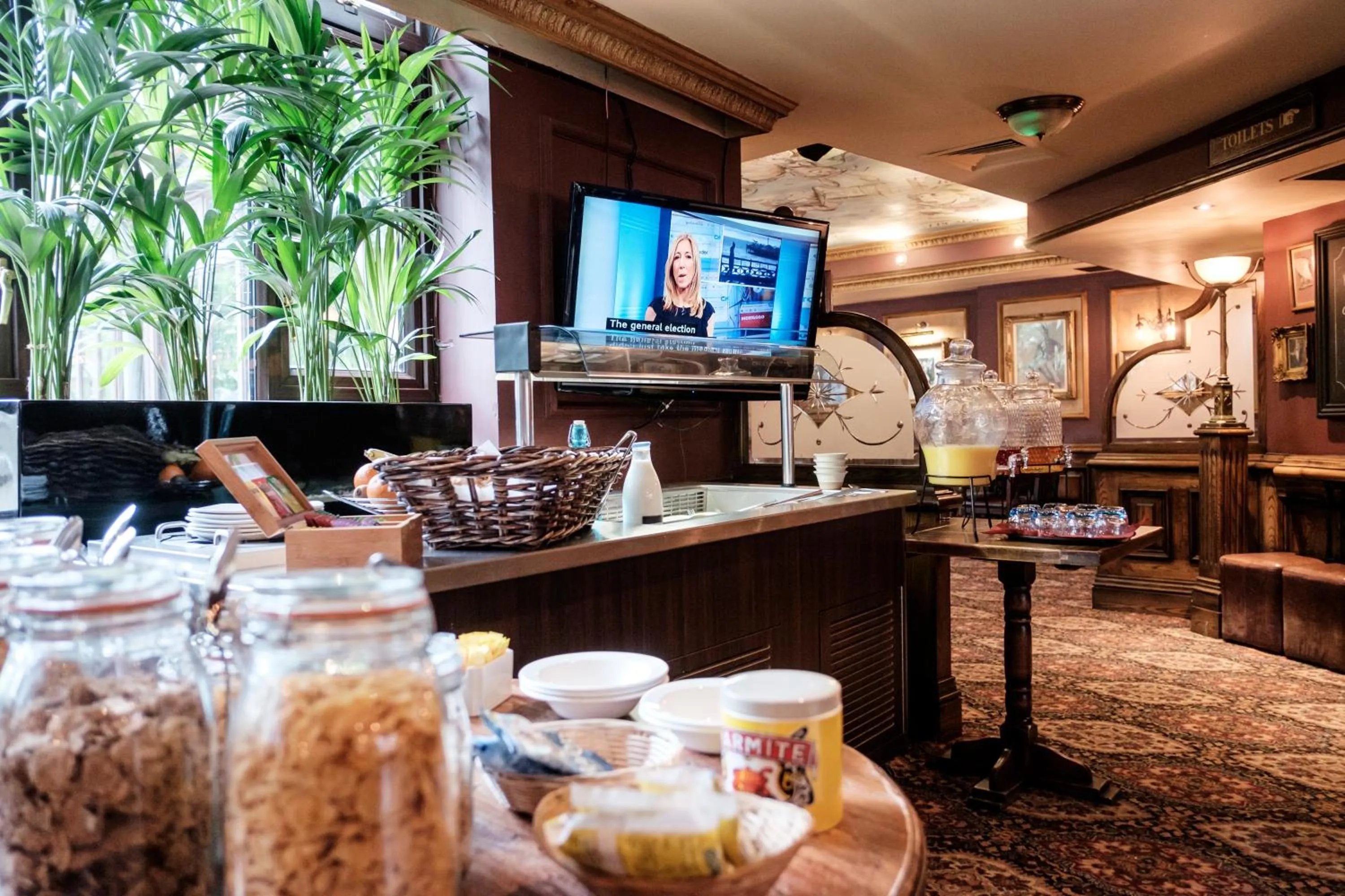 English/Irish breakfast in The Mad Hatter Hotel