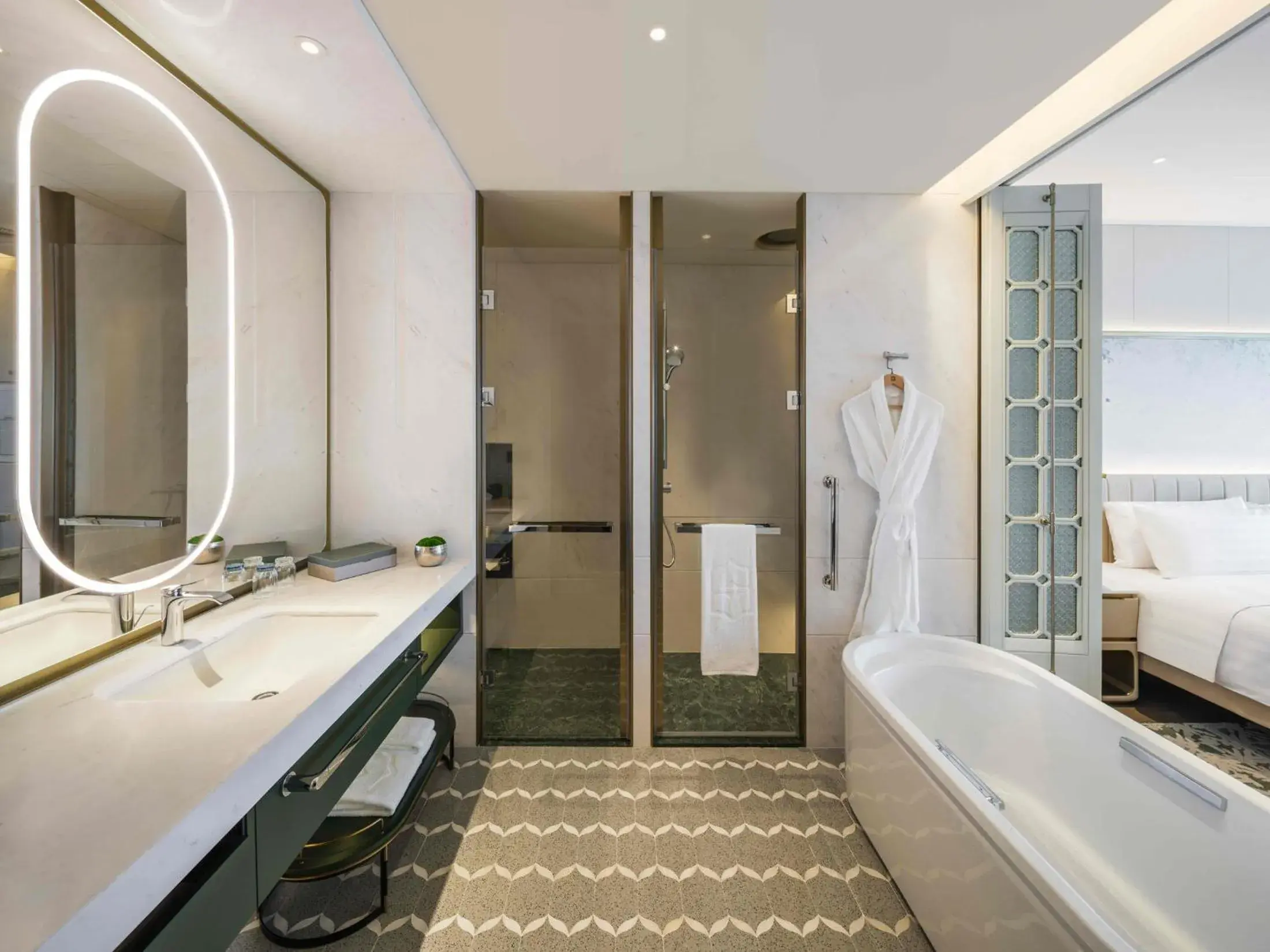 Toilet, Bed in Shangri-La Nanshan, Shenzhen Toilet, Bed in Shangri-La Nanshan, Shenzhen