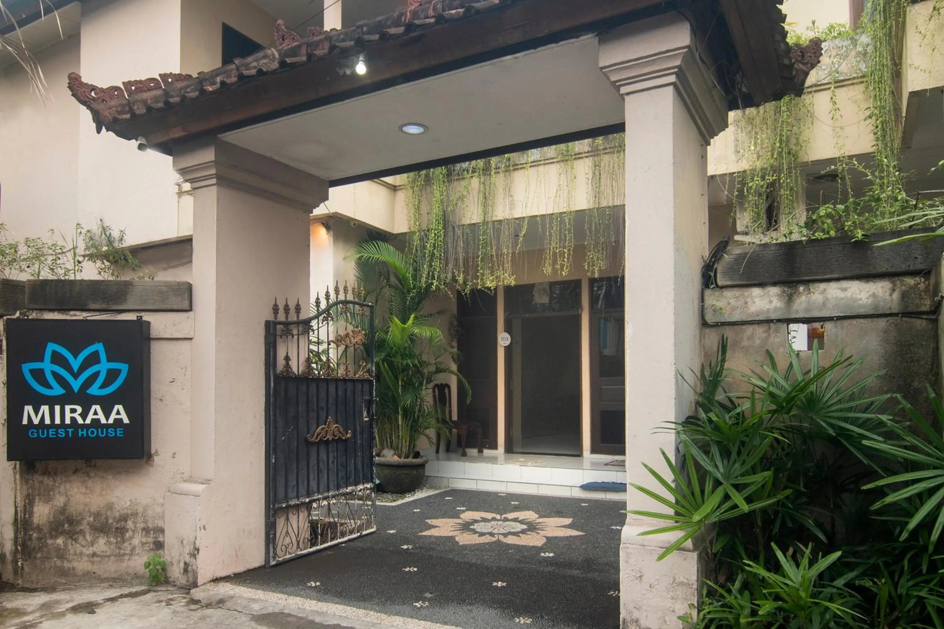 Property building in Miraa Guest House & Resto