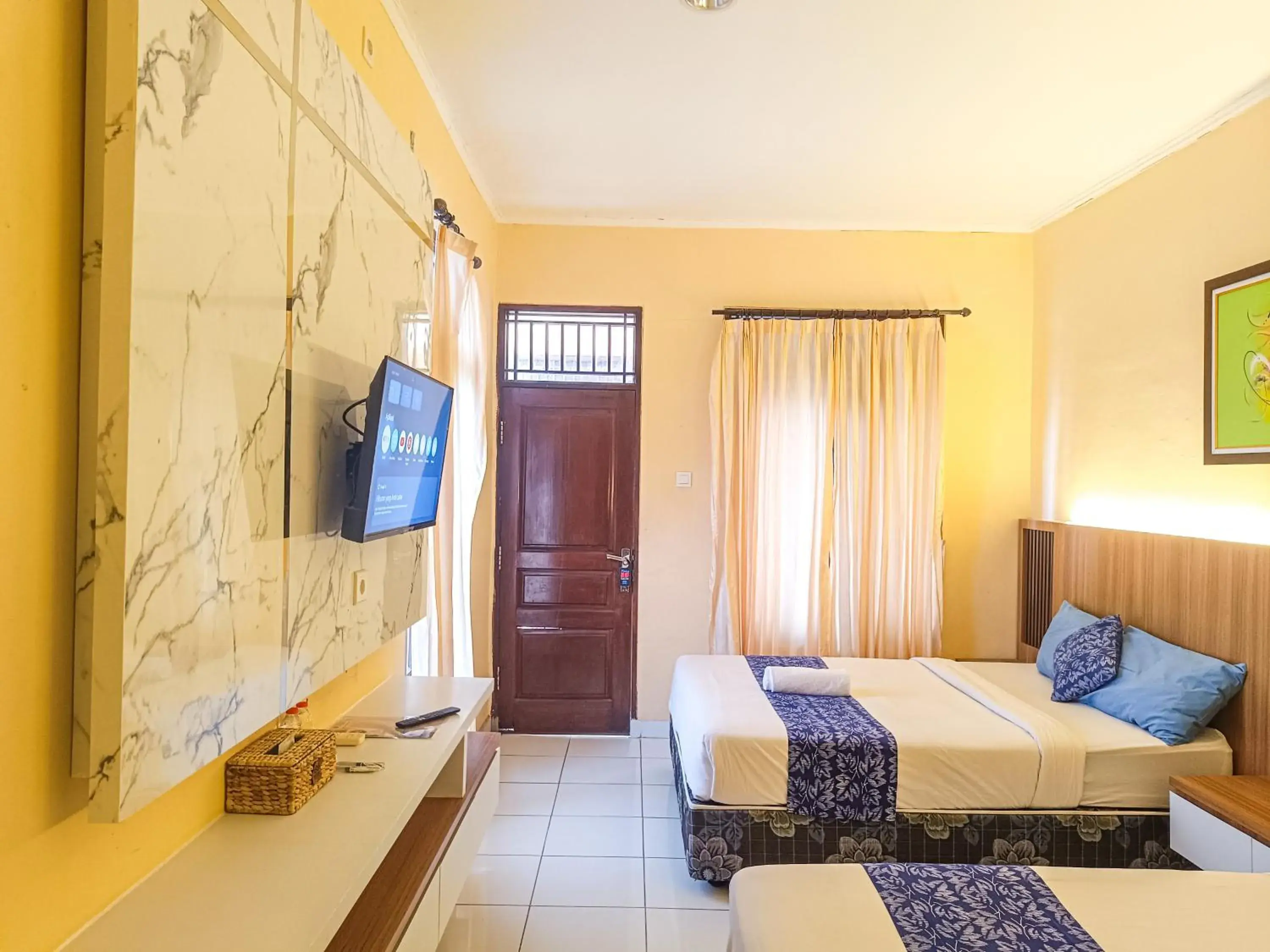 Deluxe Twin Room in Miraa Guest House & Resto Deluxe Twin Room in Miraa Guest House & Resto