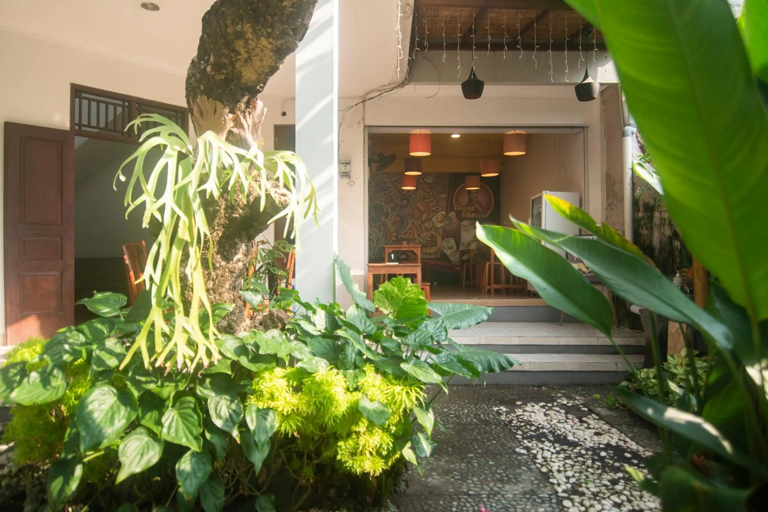 Restaurant/places to eat in Miraa Guest House & Resto