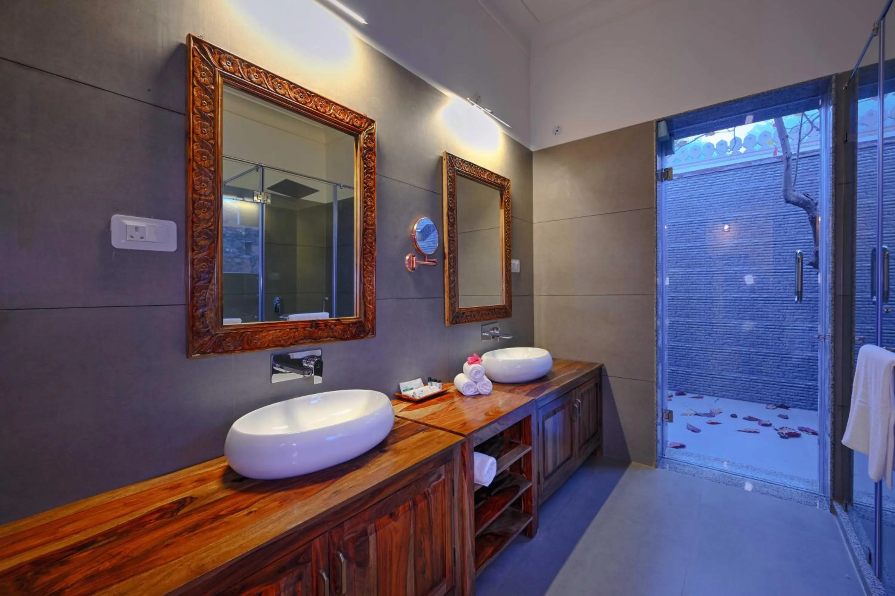 Shower in Aranya Vilas, Ranthambhore