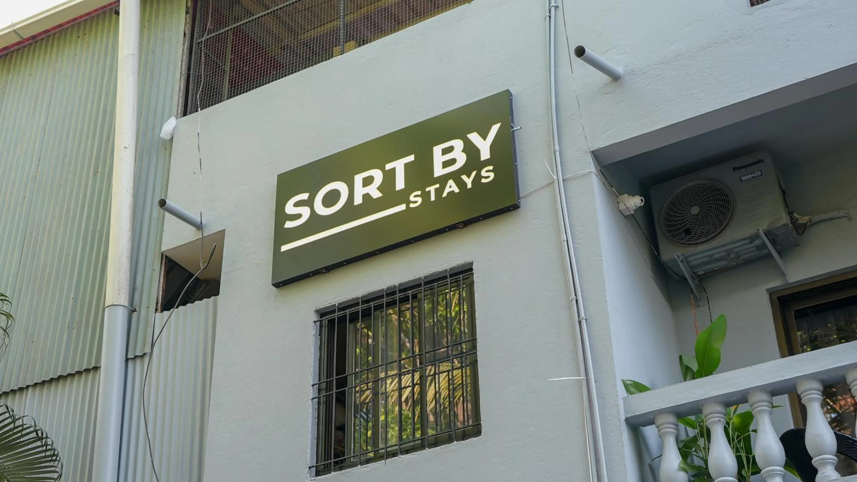 Day in Sortby Stays, Vagator