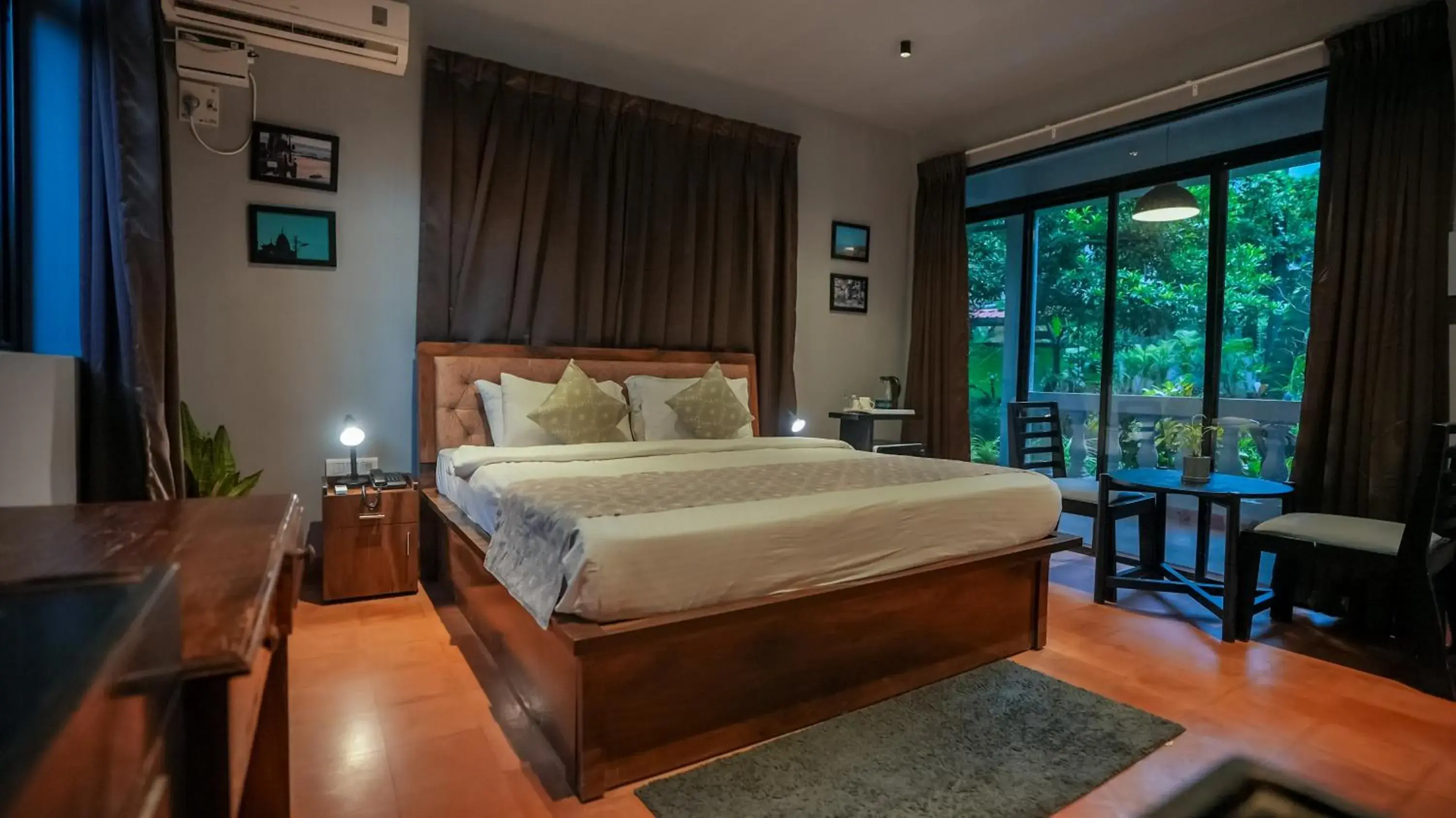 Bed in Sortby Stays, Vagator Bed in Sortby Stays, Vagator