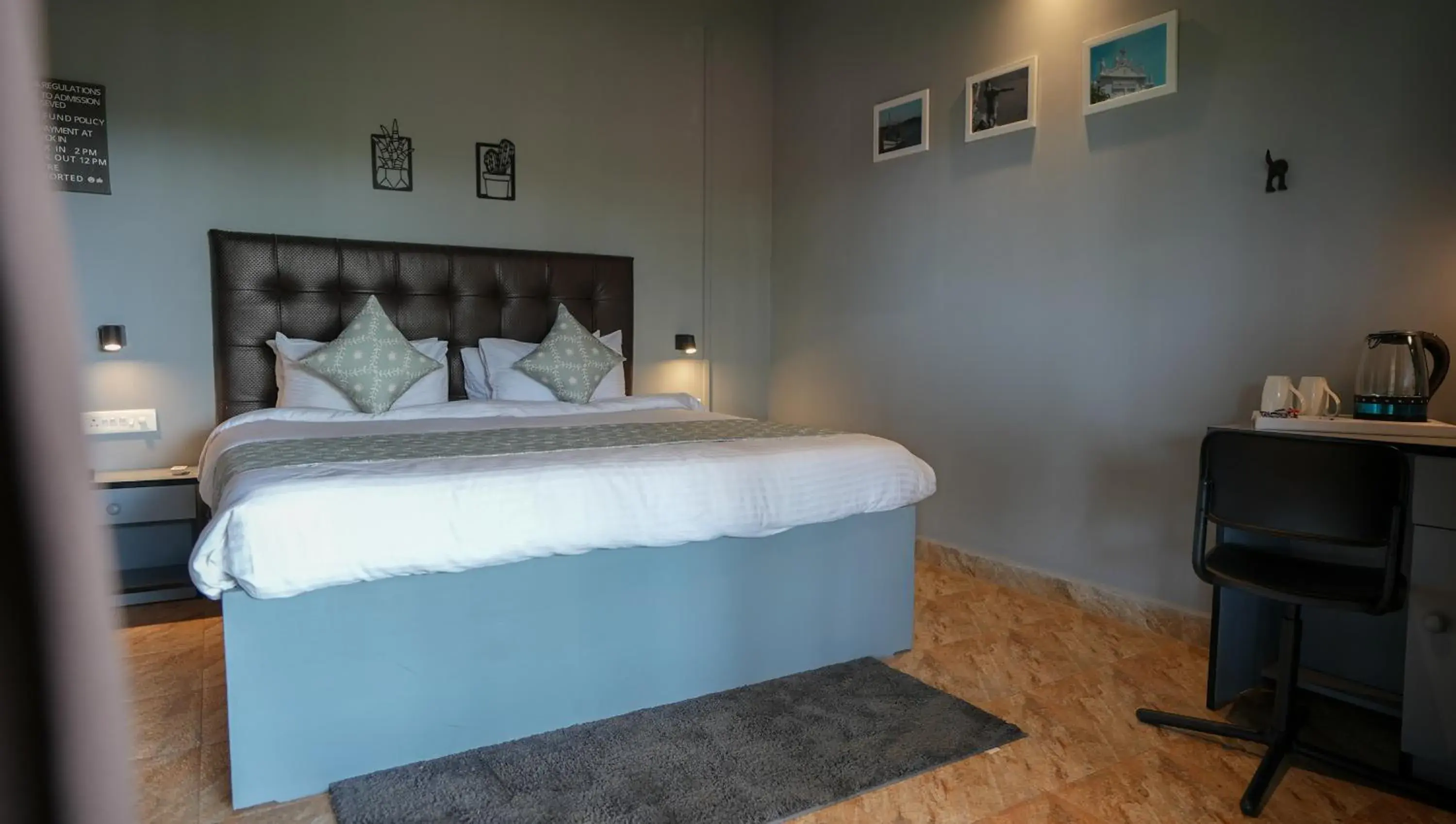 Bed in Sortby Stays, Vagator Bed in Sortby Stays, Vagator