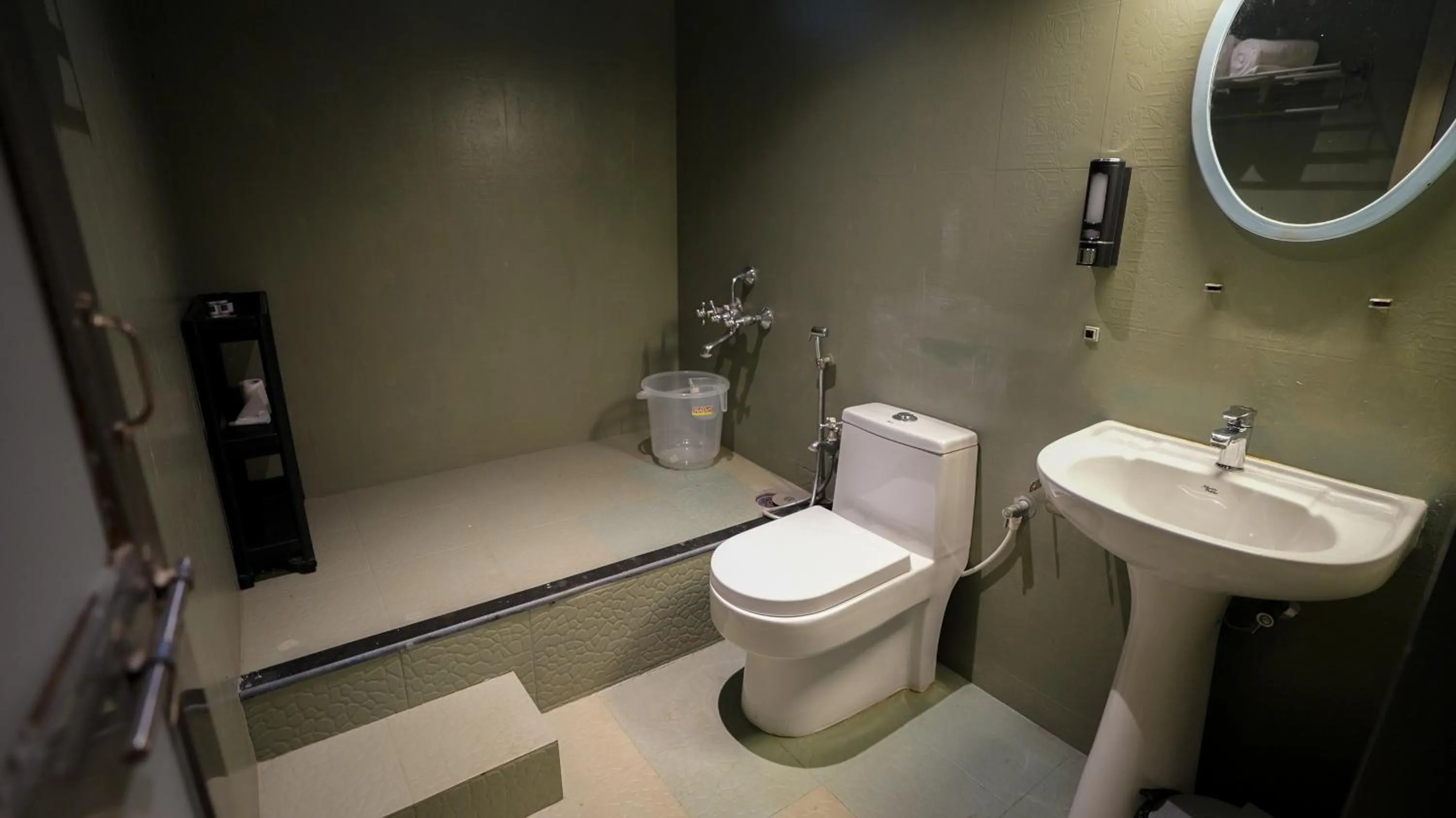 Shower in Sortby Stays, Vagator