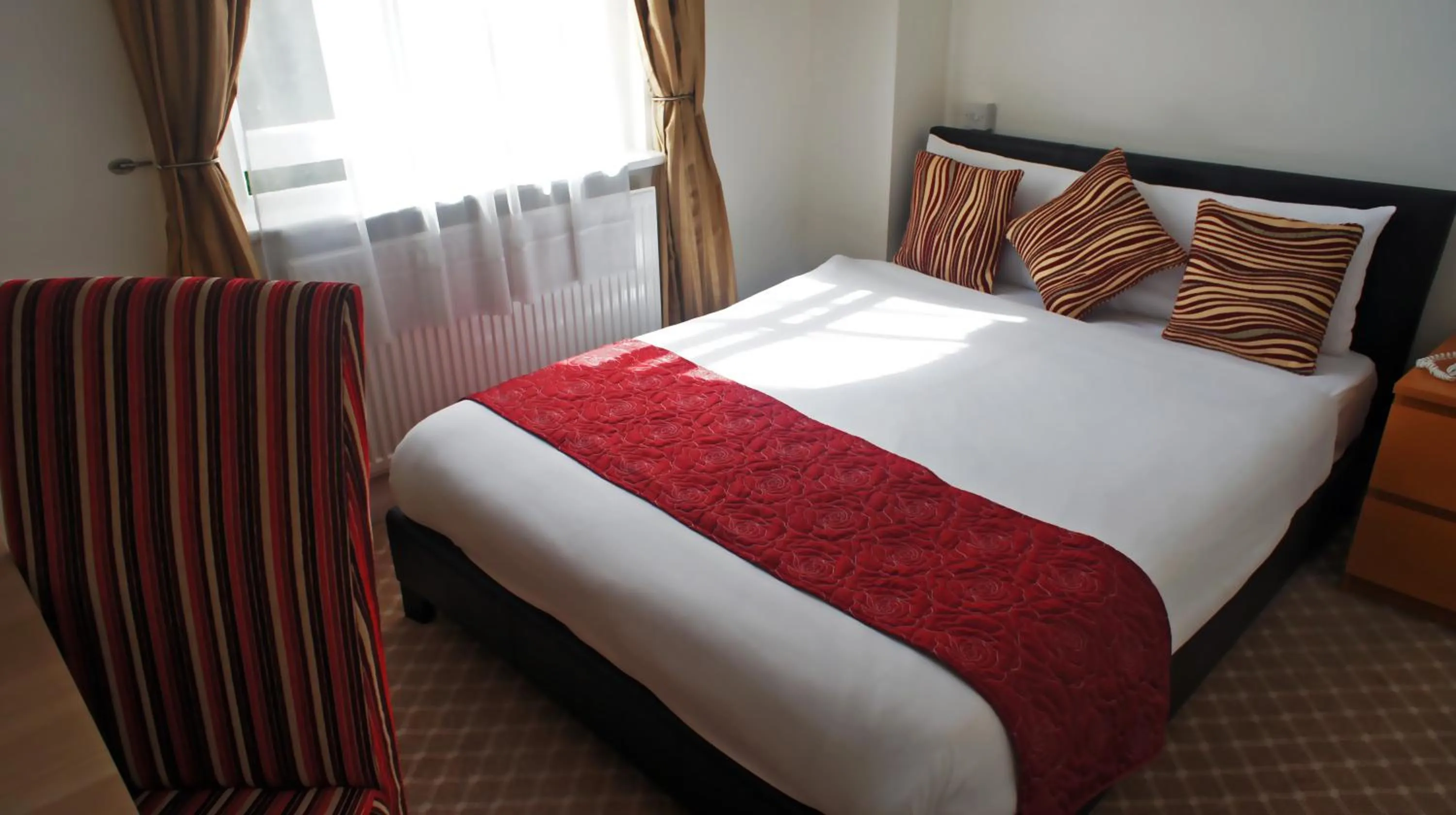 Photo of the whole room, Bed in Abbey Court Hotel - Hyde Park