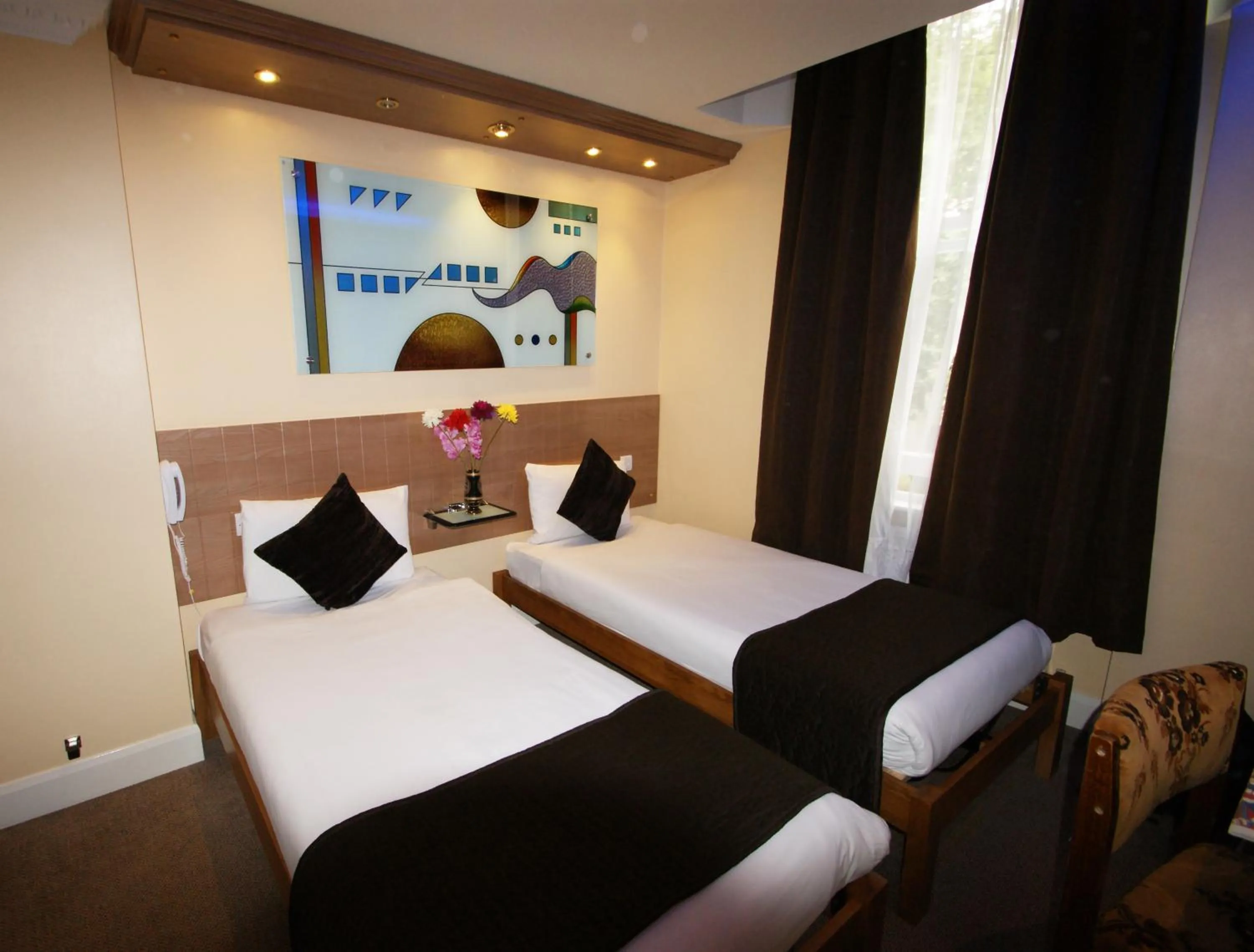 Bed in Abbey Court Hotel - Hyde Park