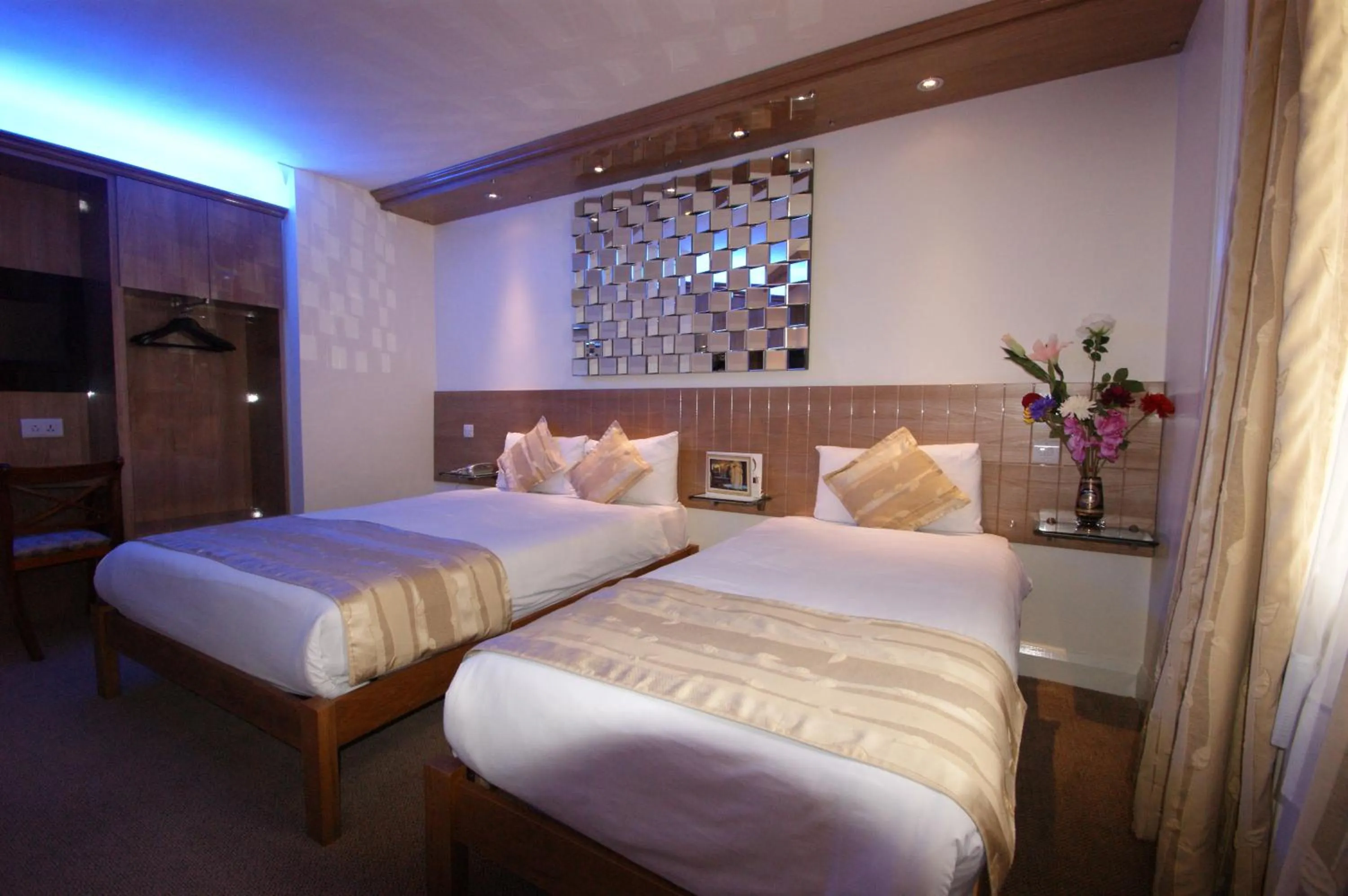 Bed in Abbey Court Hotel - Hyde Park