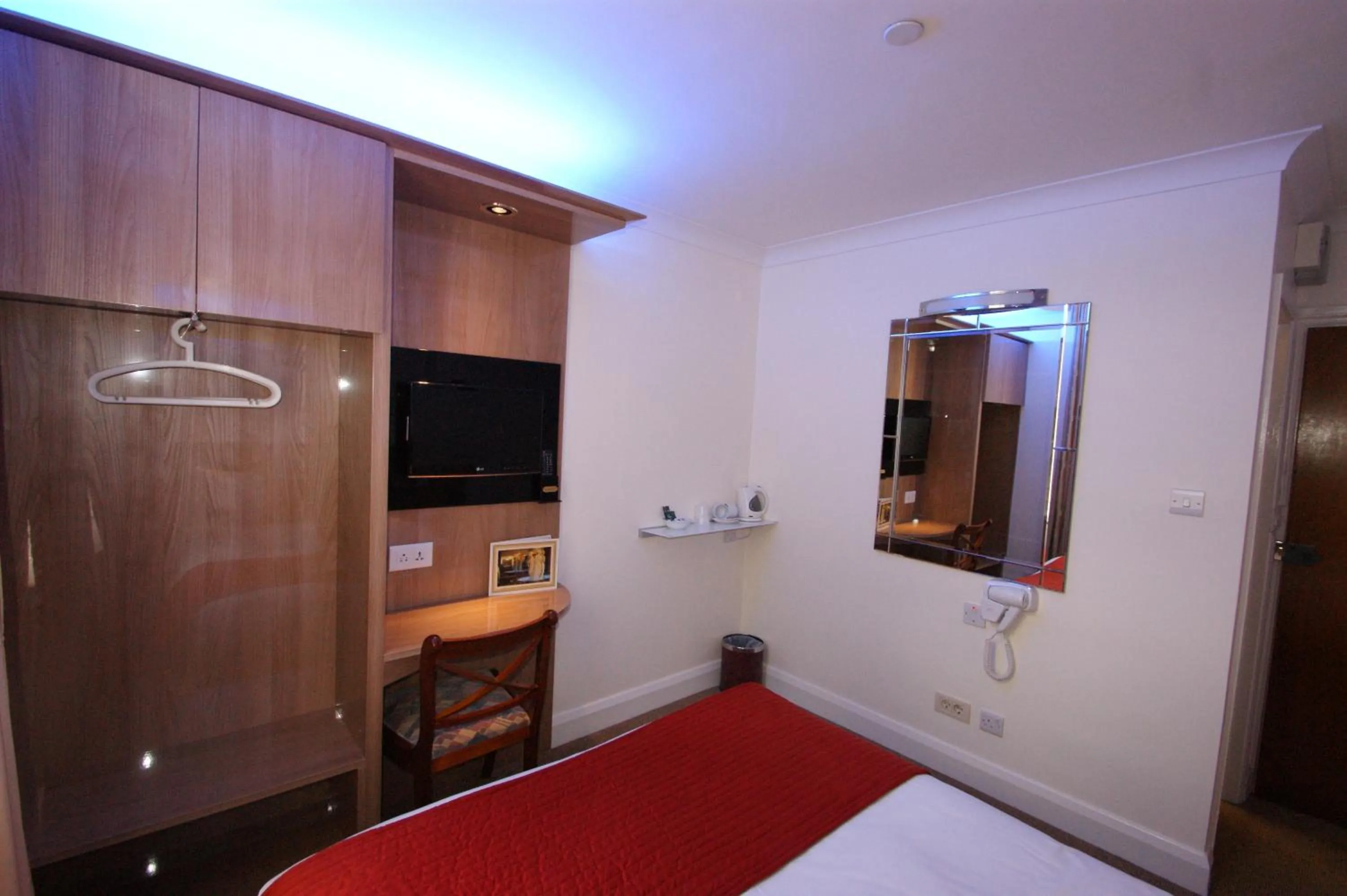 Bed in Abbey Court Hotel - Hyde Park