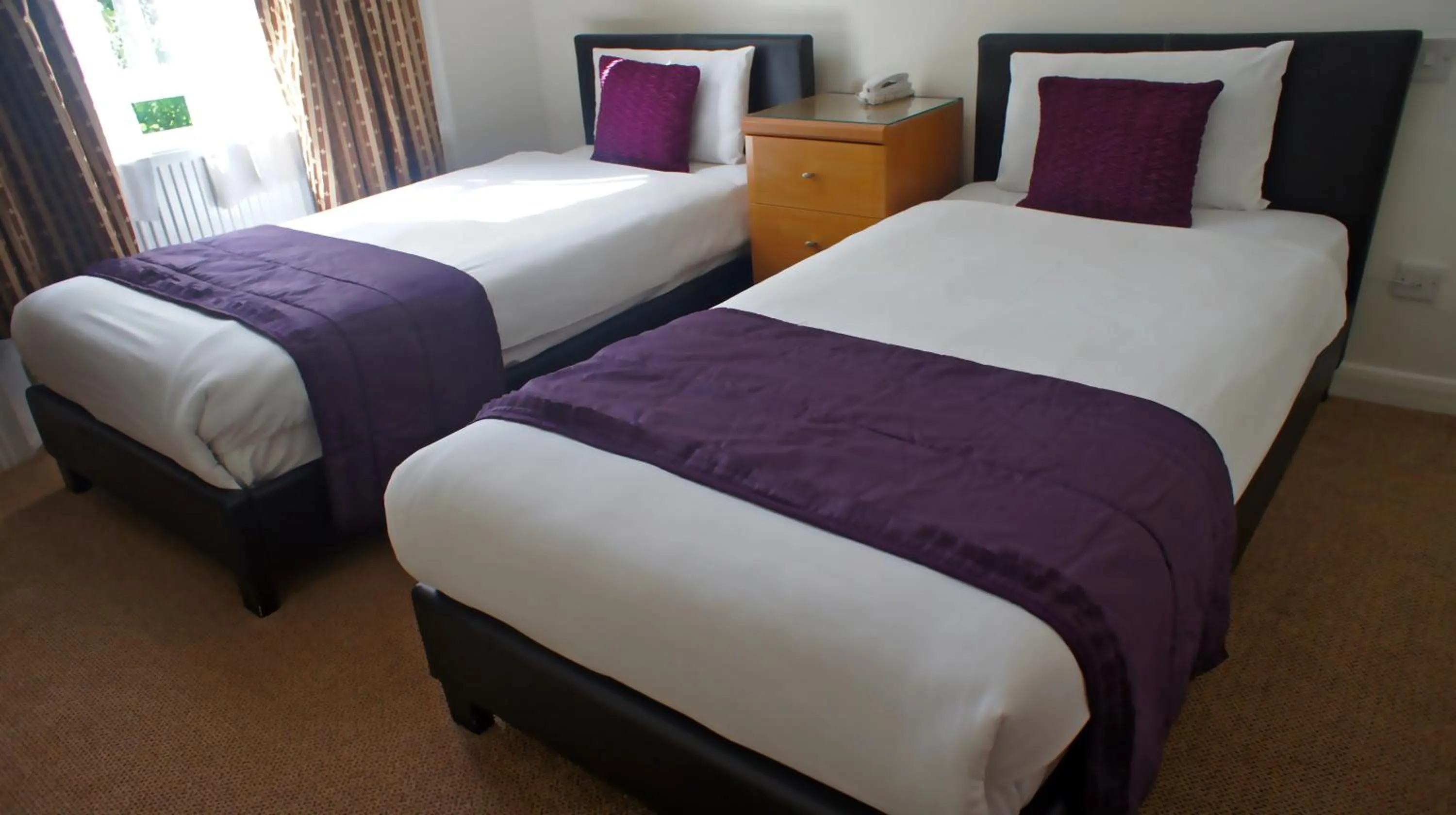 Bed in Abbey Court Hotel - Hyde Park
