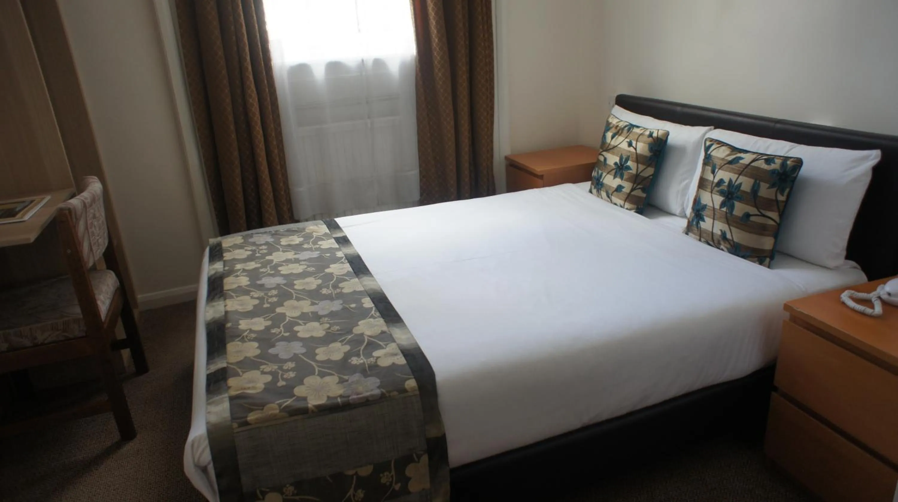 Bed in Abbey Court Hotel - Hyde Park