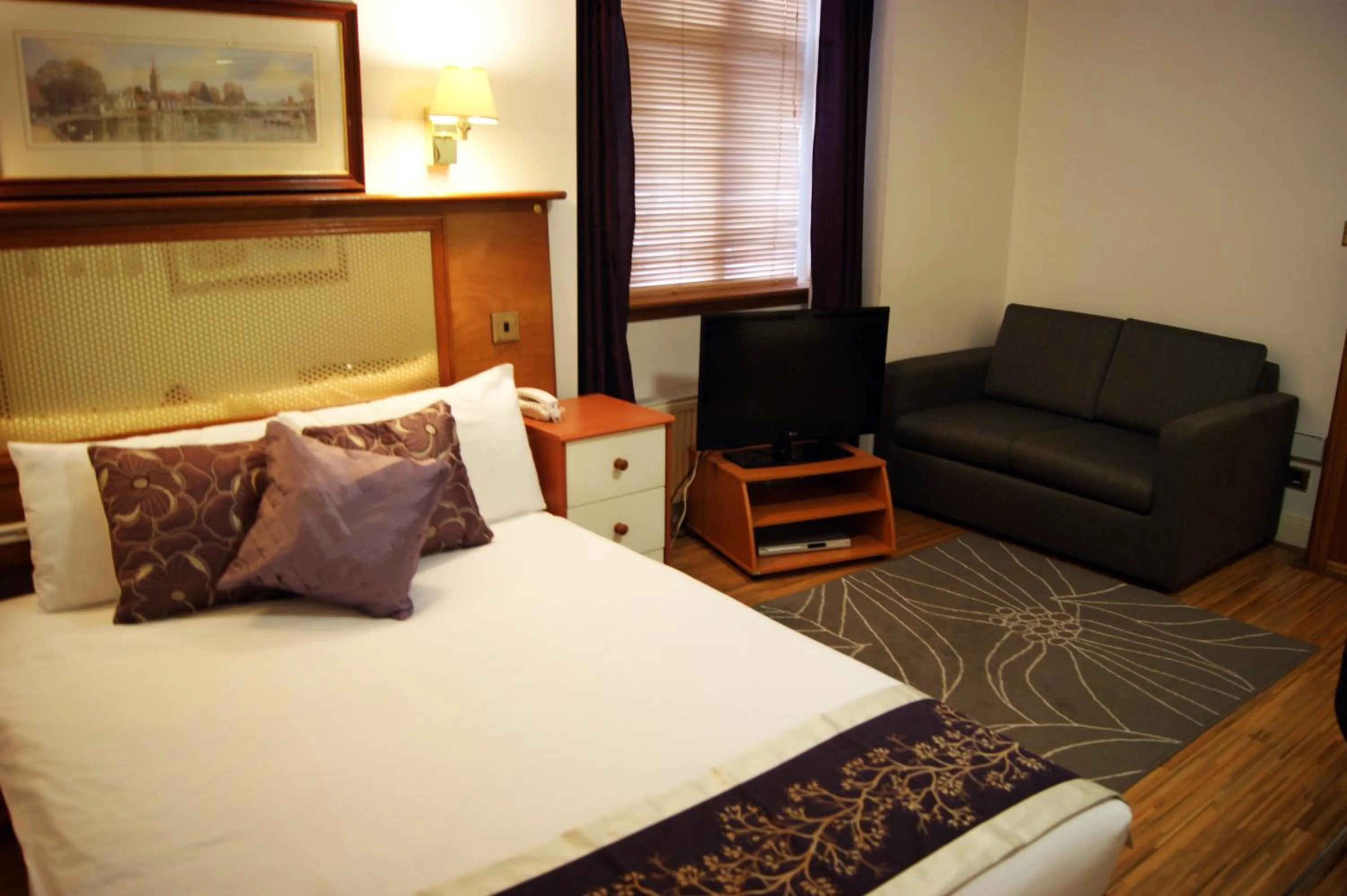 Bed in Abbey Court Hotel - Hyde Park