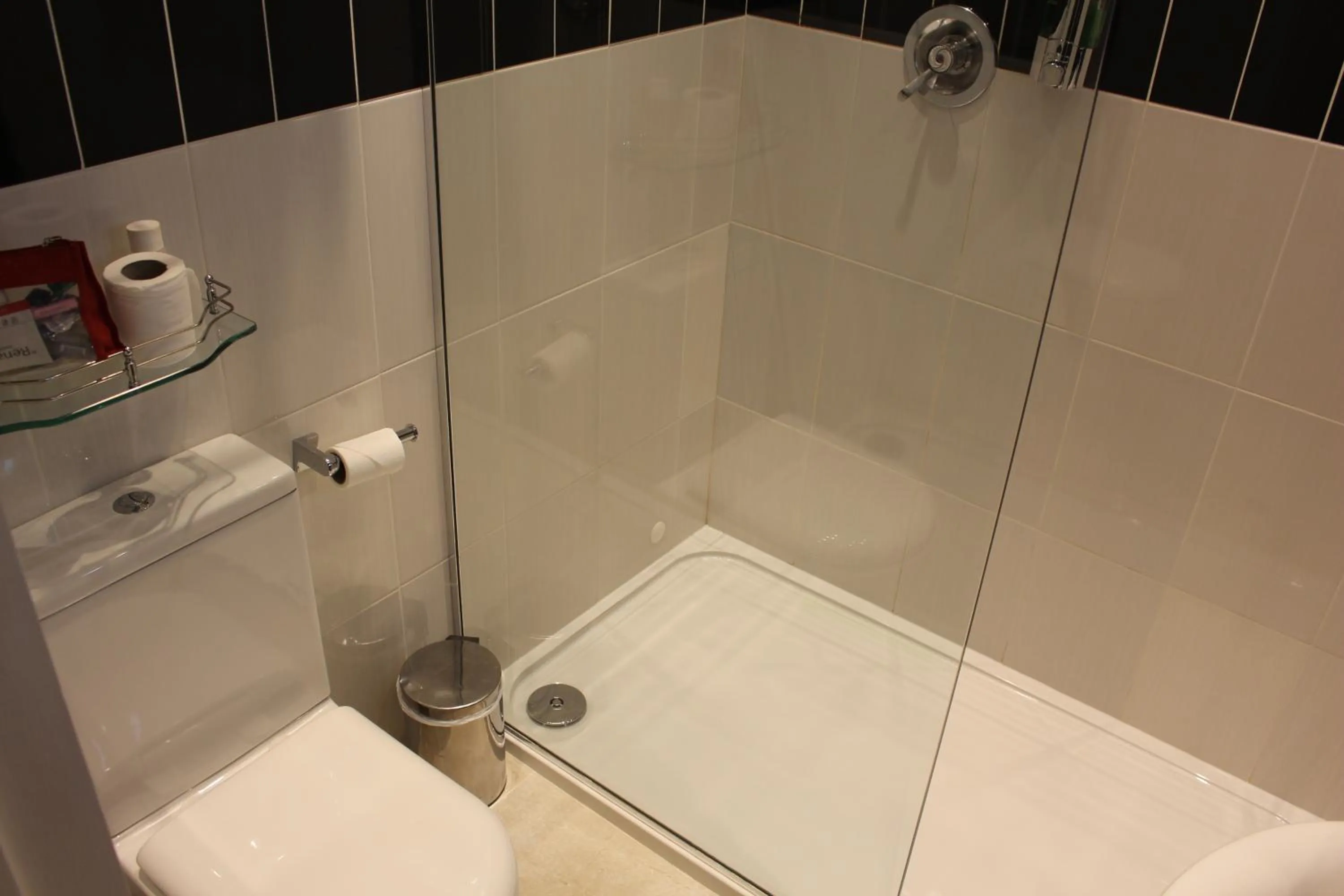 Shower in Abbey Court Hotel - Hyde Park