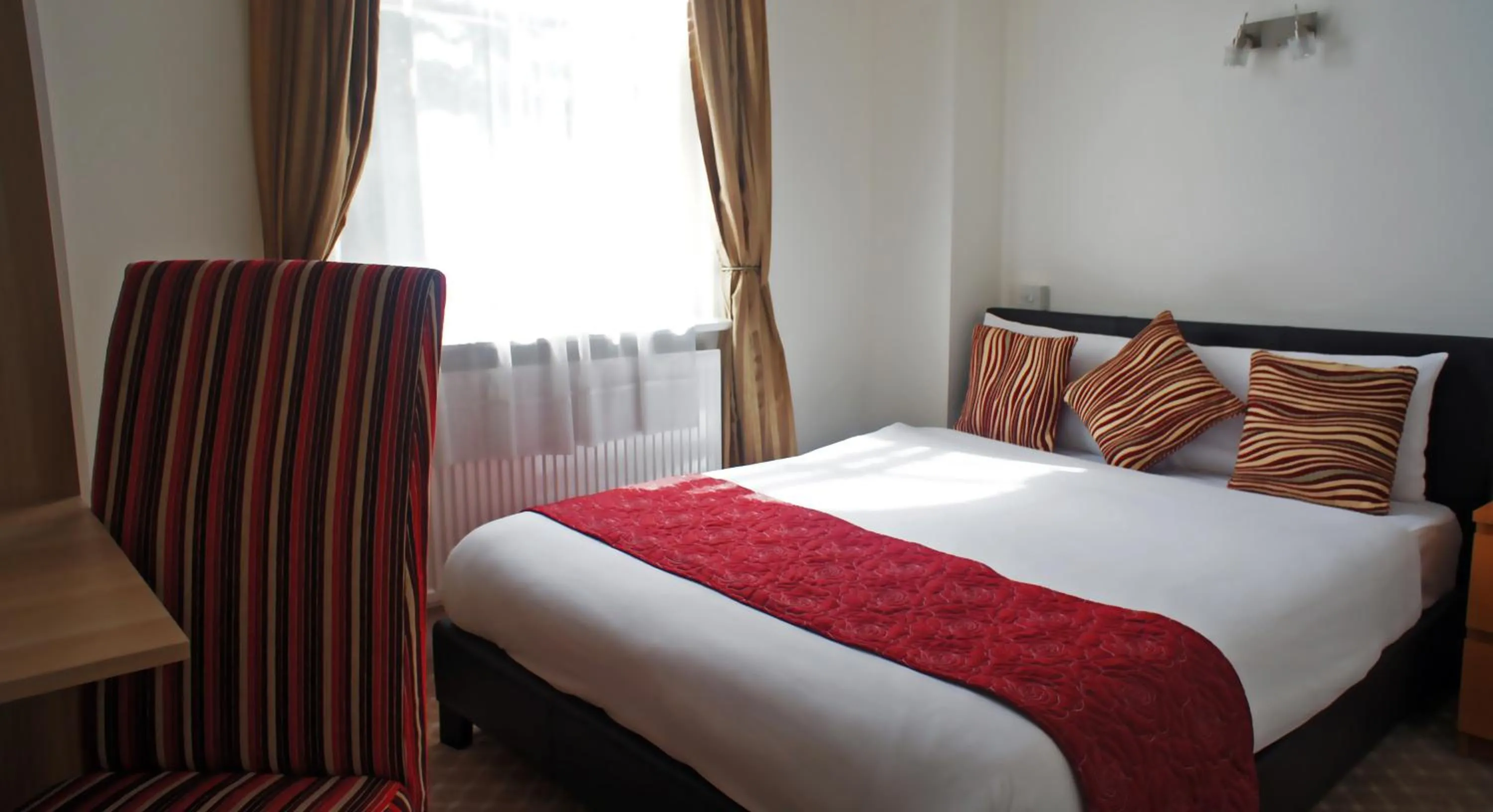 Photo of the whole room, Bed in Abbey Court Hotel - Hyde Park