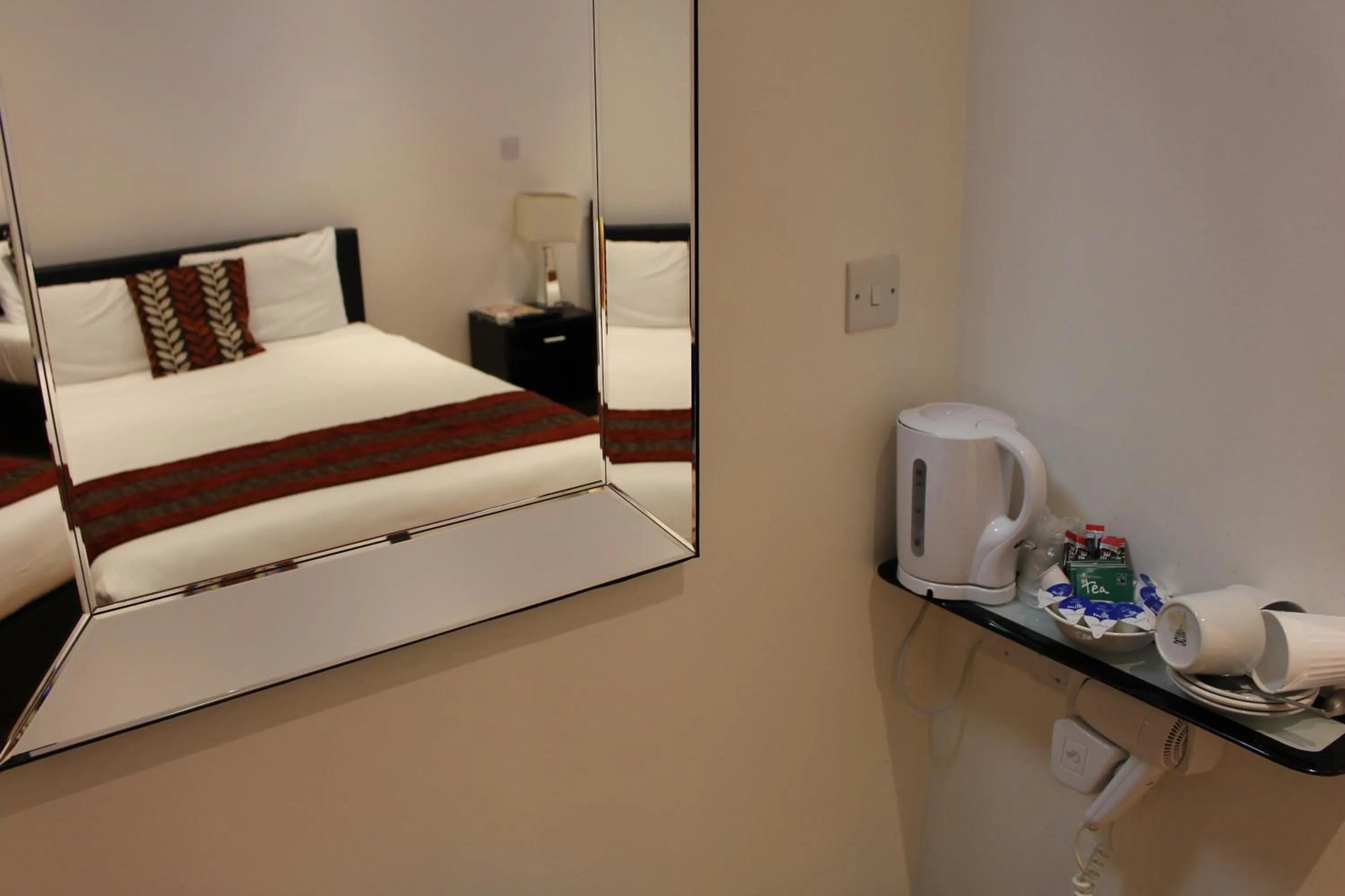 Bed in Abbey Court Hotel - Hyde Park