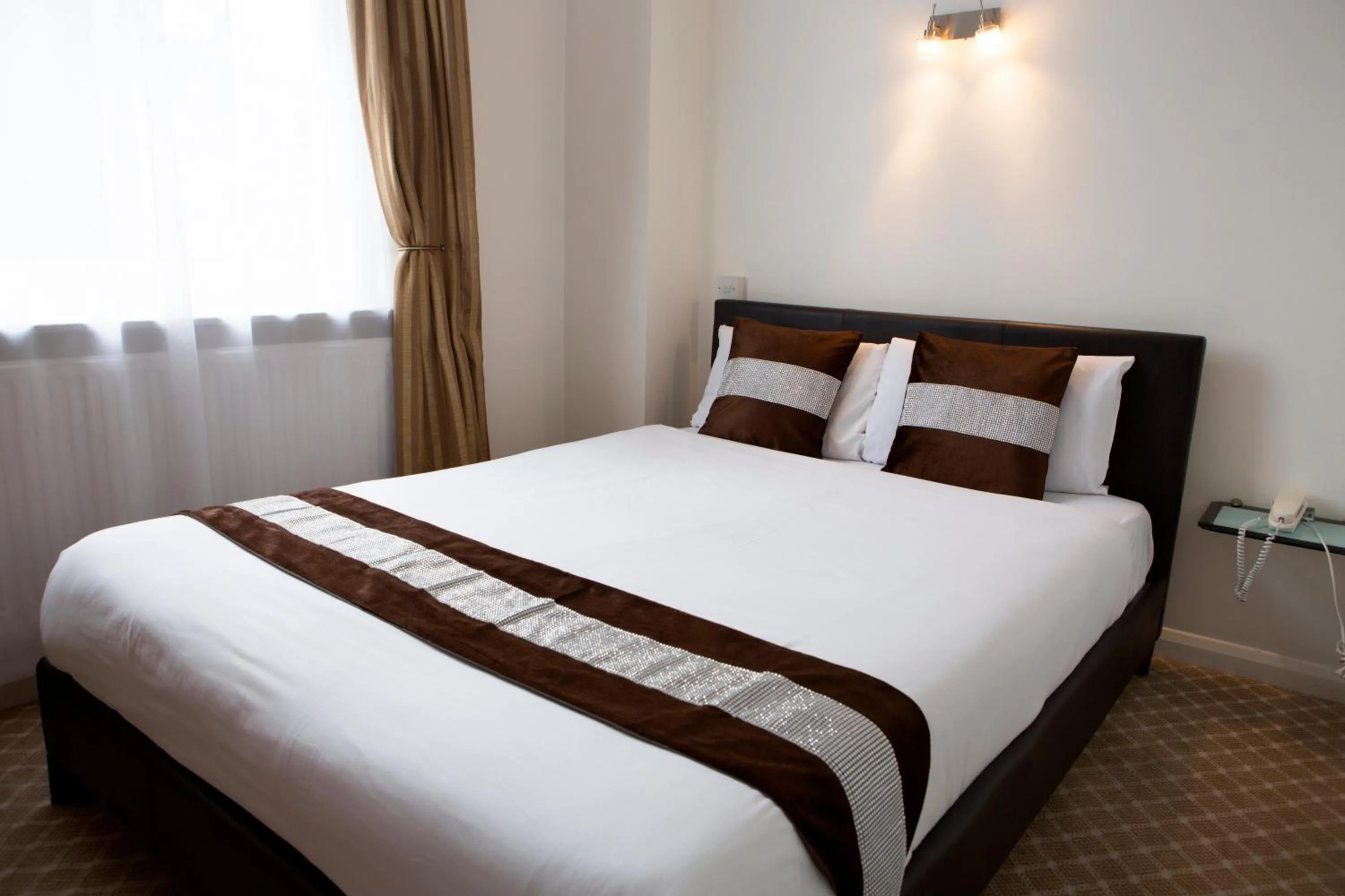 Bed in Abbey Court Hotel - Hyde Park