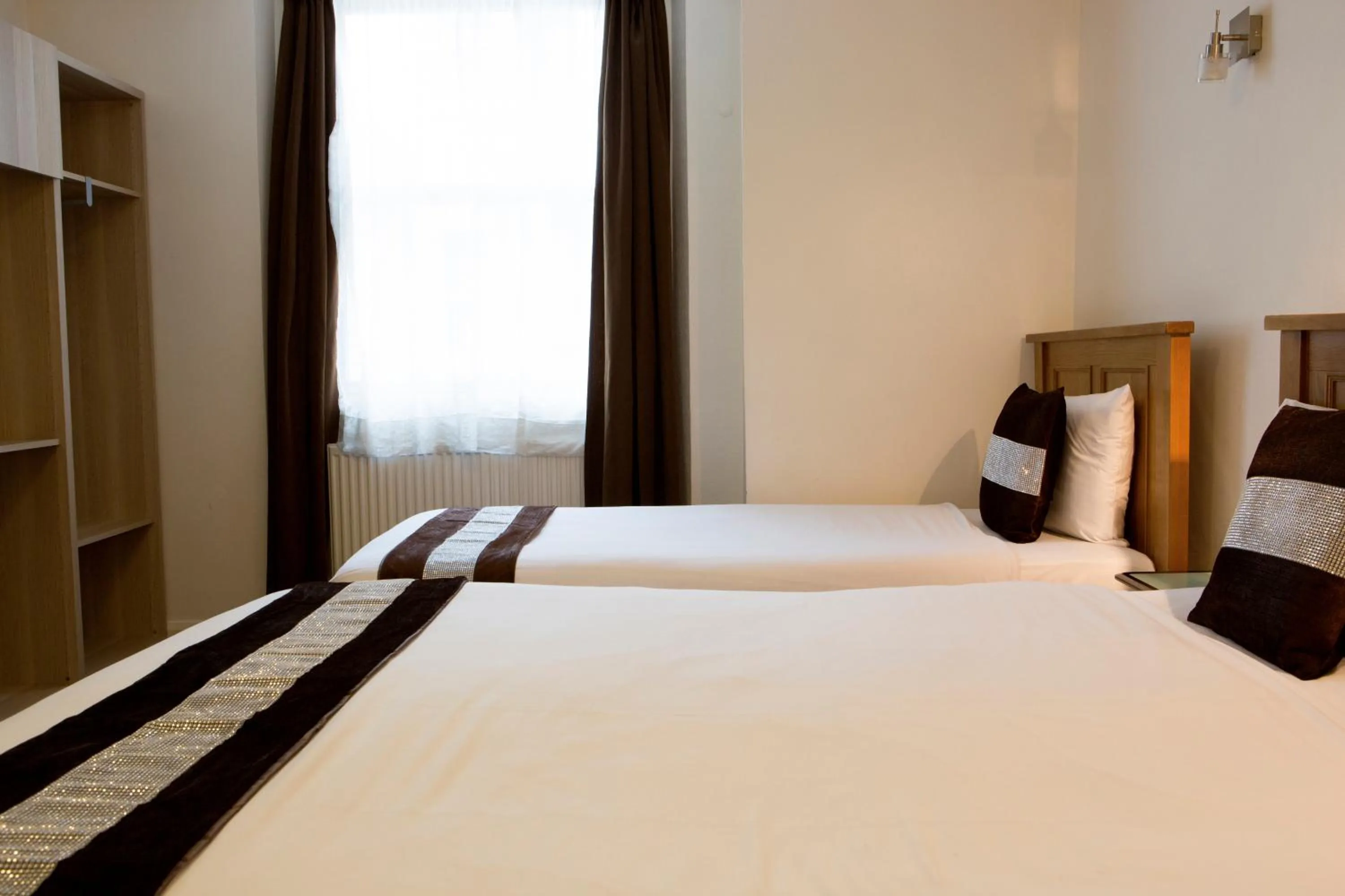 Bed in Abbey Court Hotel - Hyde Park