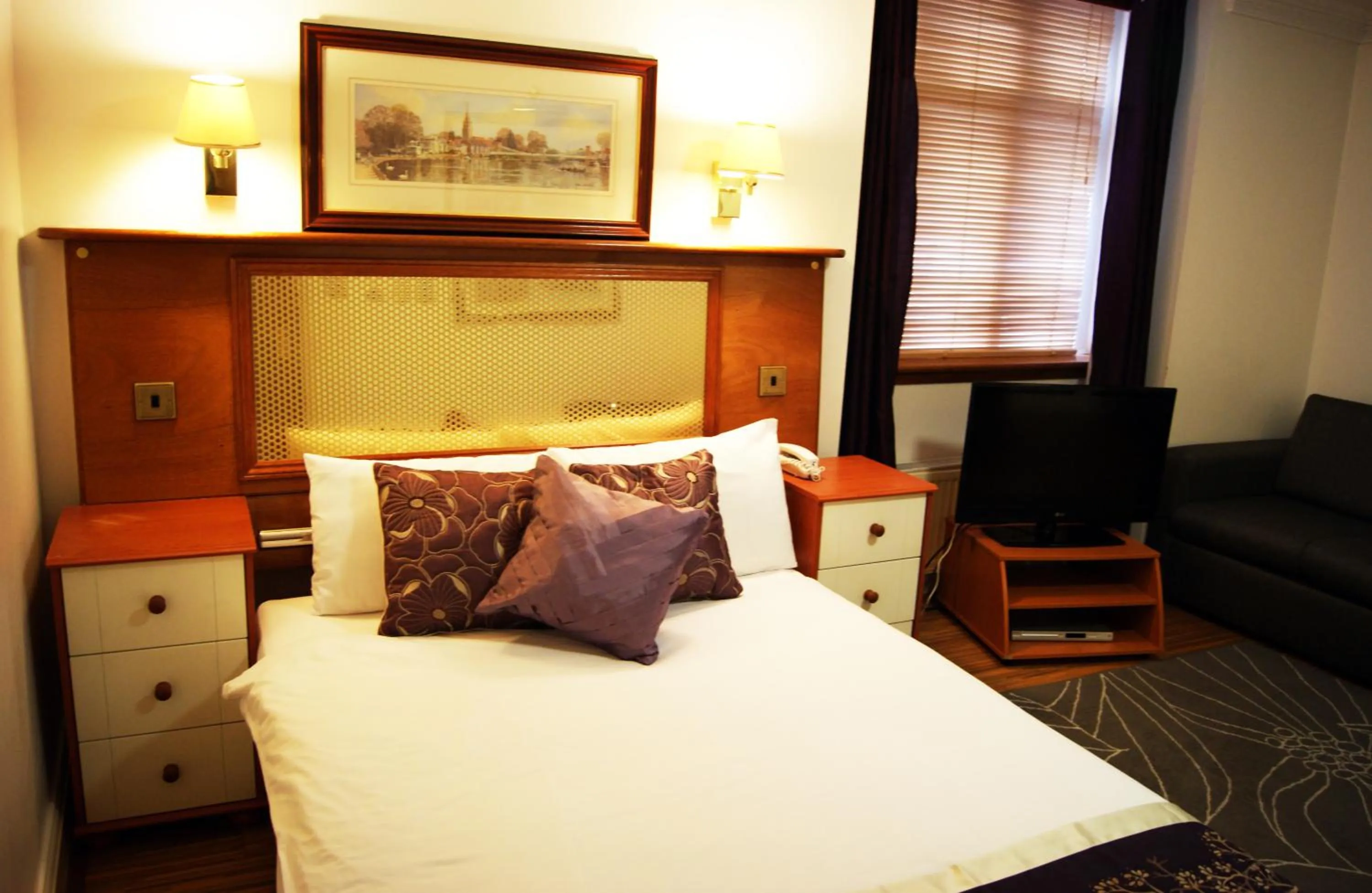 Bed in Abbey Court Hotel - Hyde Park