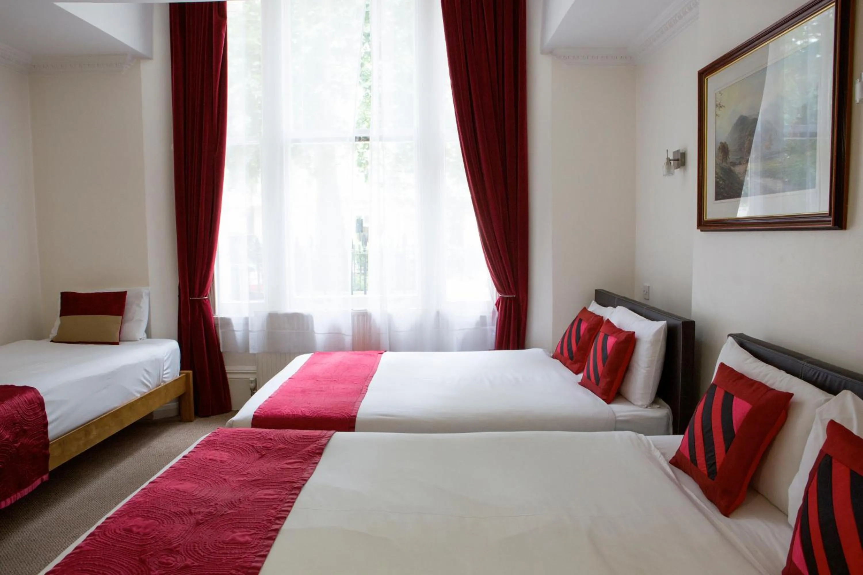 Bed in Abbey Court Hotel - Hyde Park
