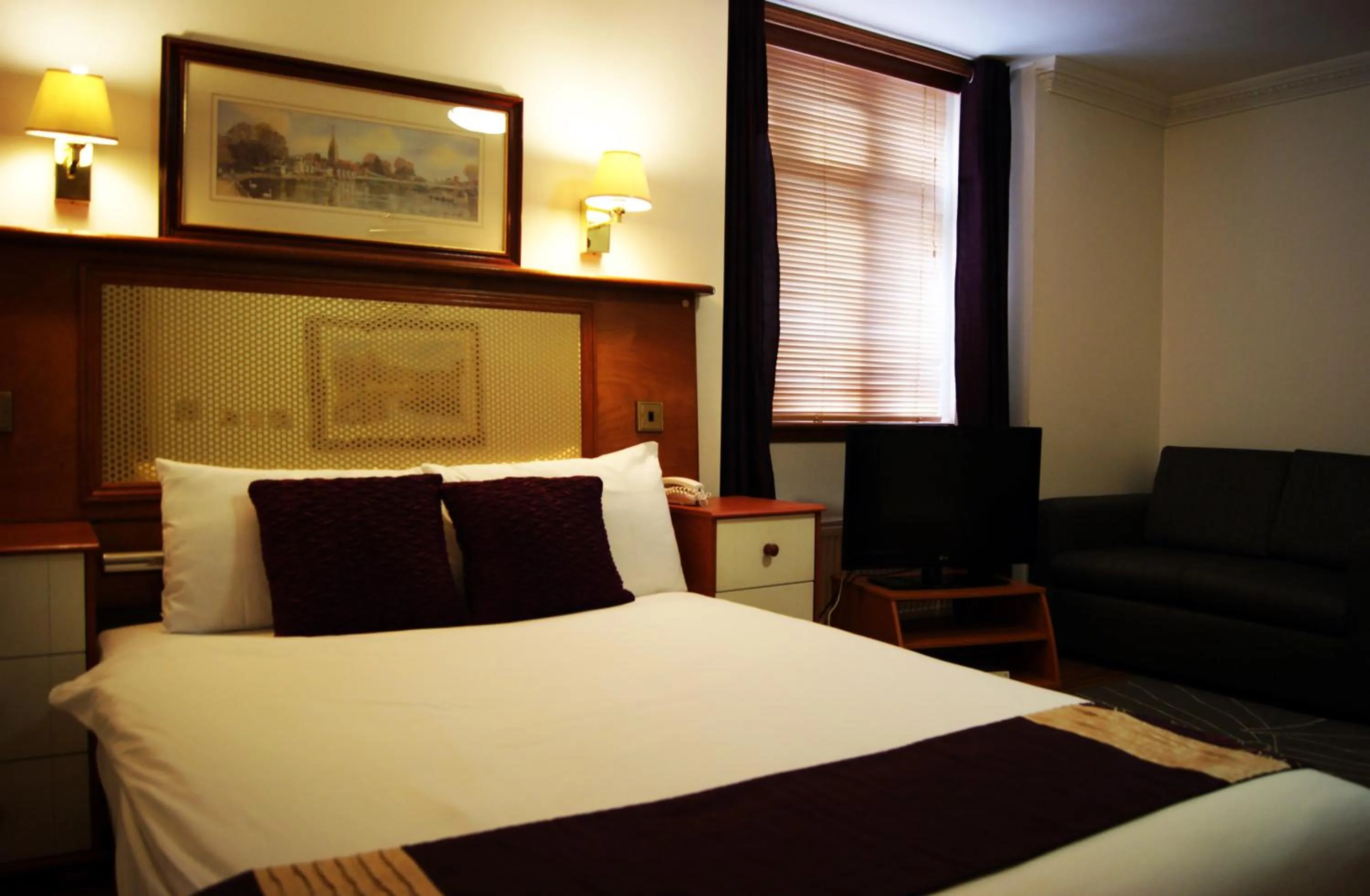 Bed in Abbey Court Hotel - Hyde Park