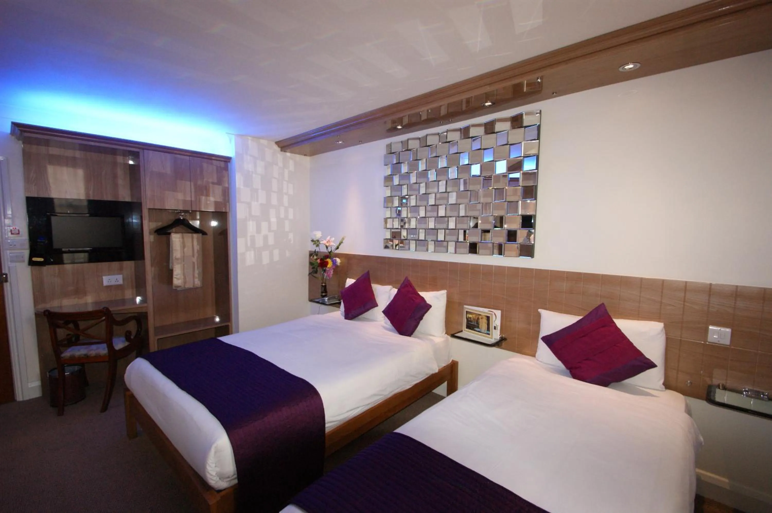 Photo of the whole room, Bed in Abbey Court Hotel - Hyde Park