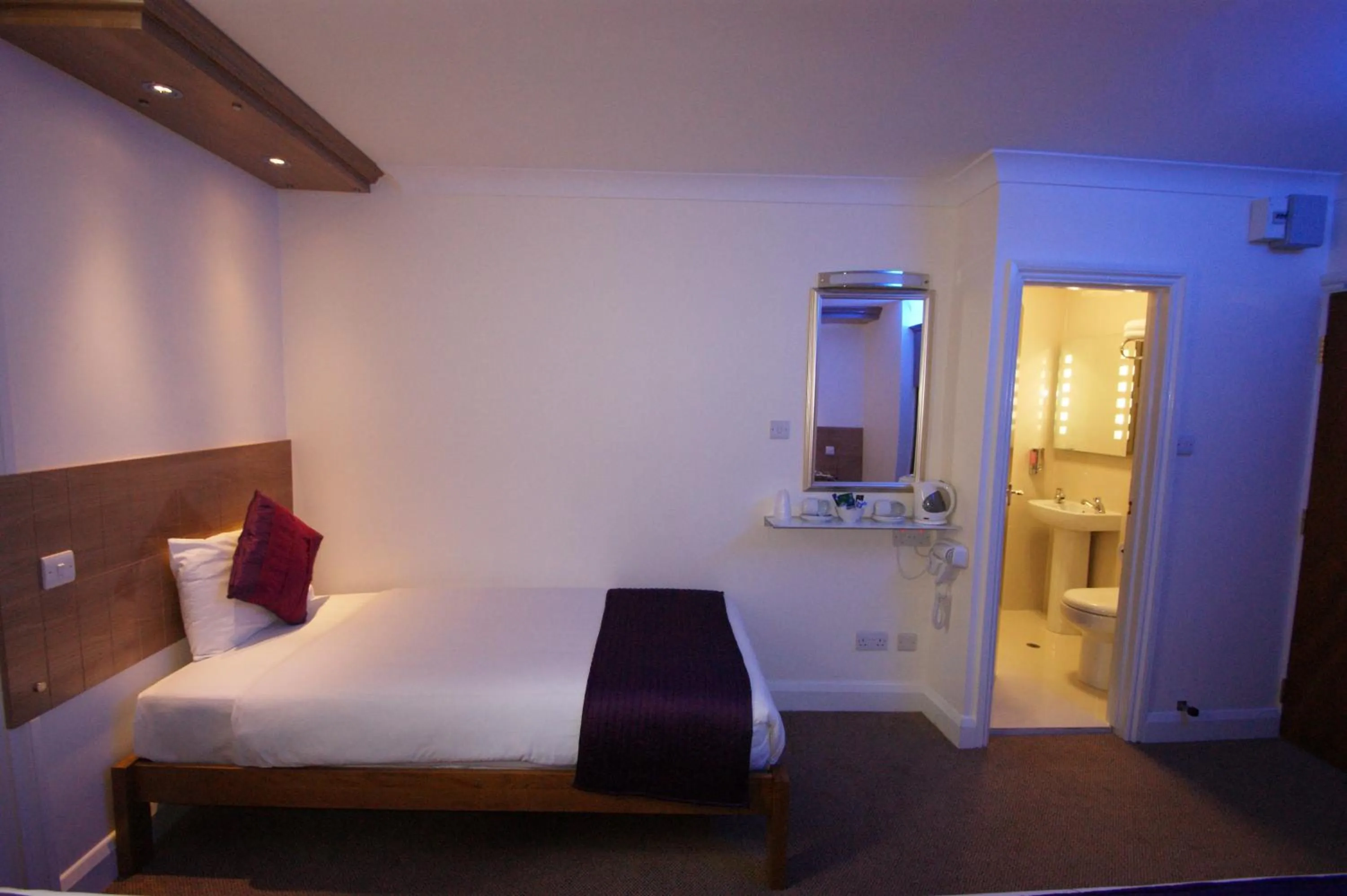Photo of the whole room, Bed in Abbey Court Hotel - Hyde Park