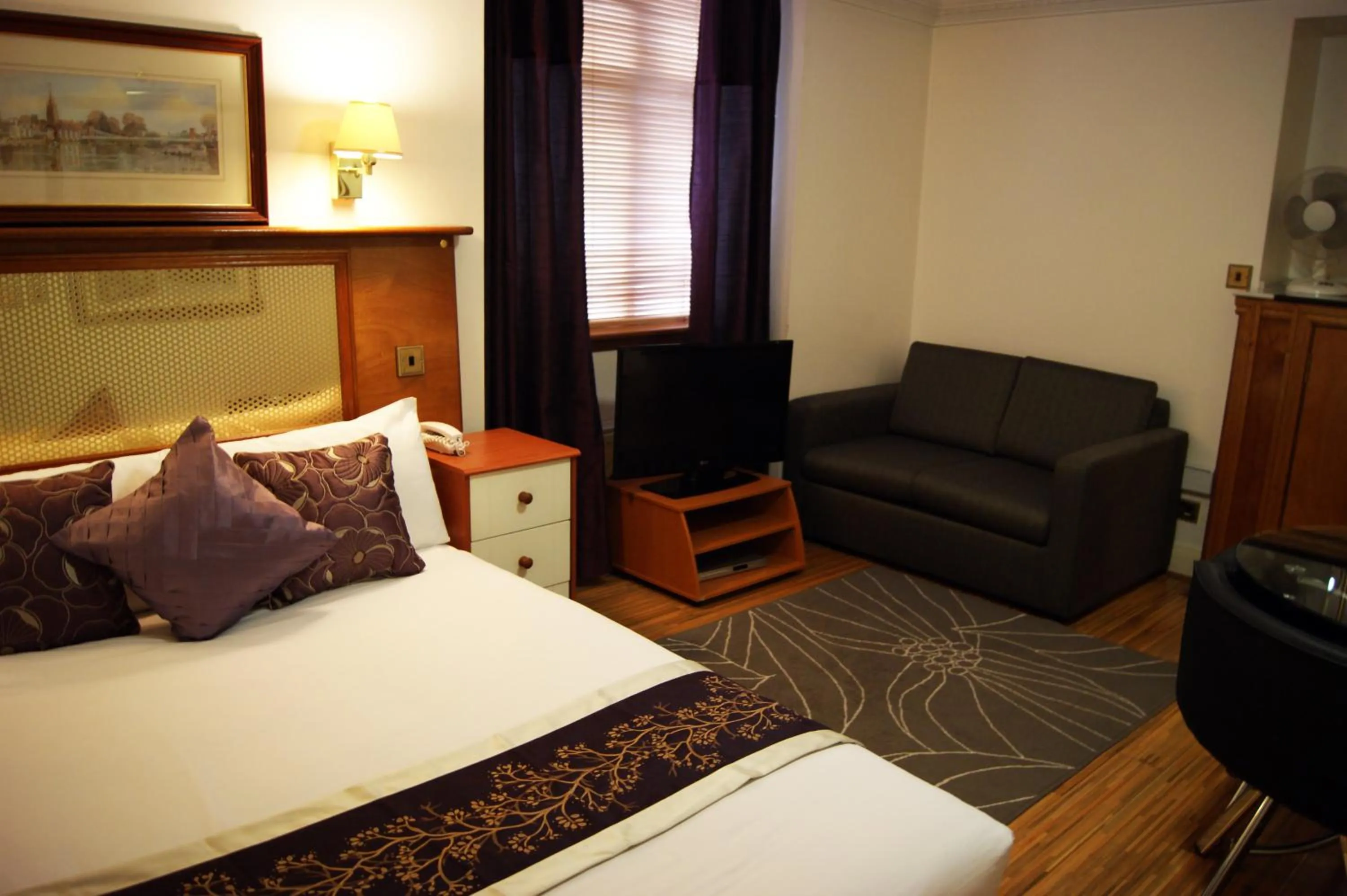 Bed in Abbey Court Hotel - Hyde Park