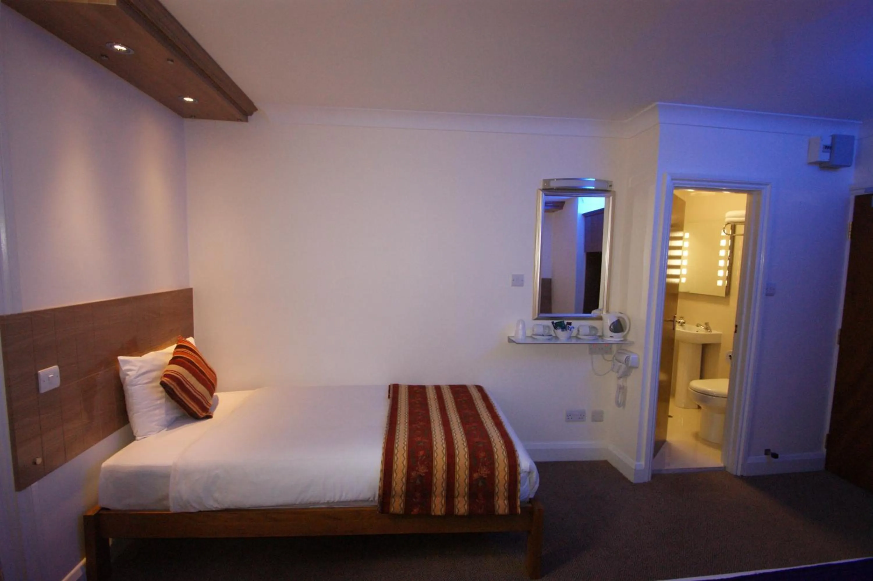Photo of the whole room, Bed in Abbey Court Hotel - Hyde Park