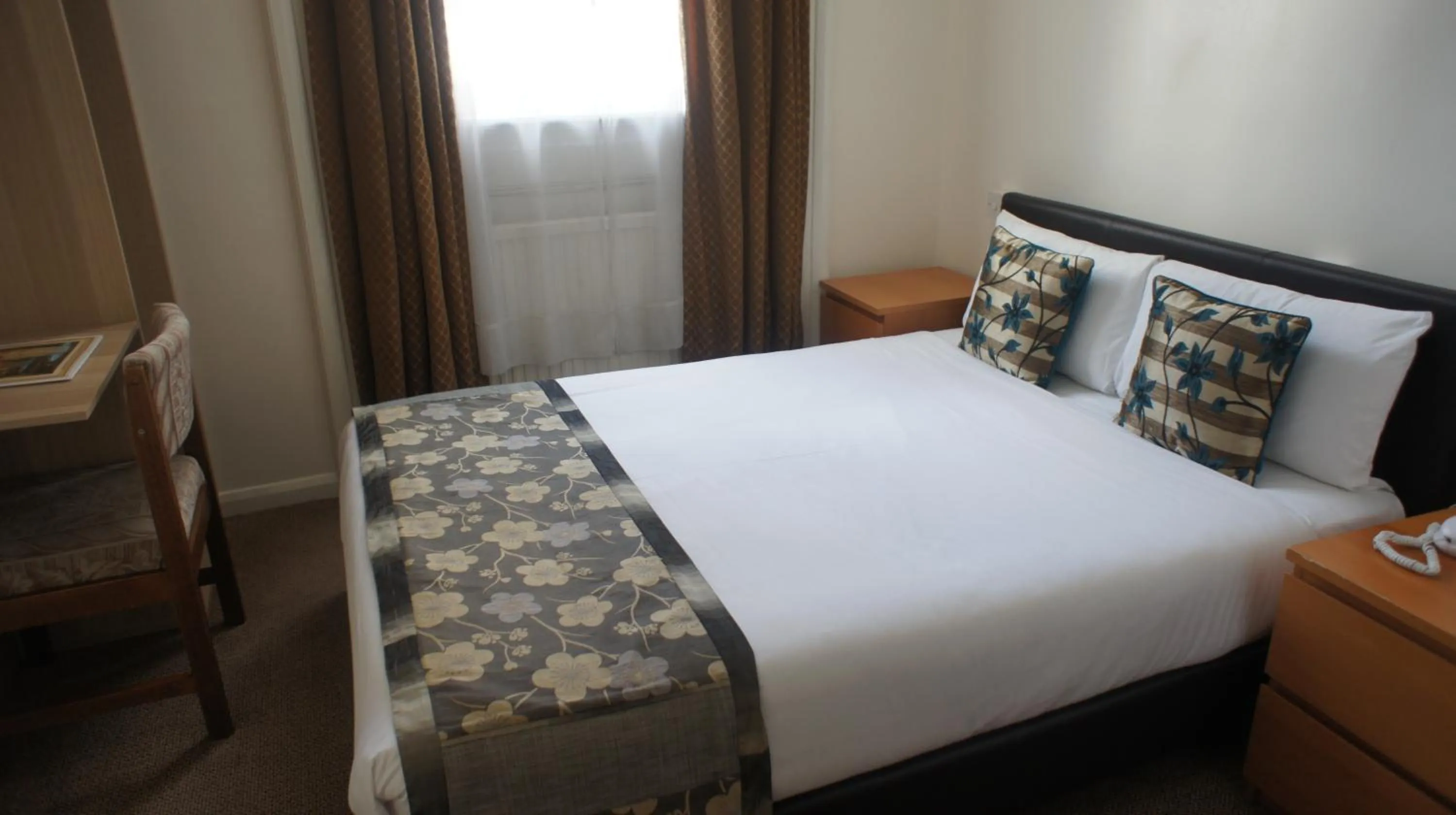 Photo of the whole room, Bed in Abbey Court Hotel - Hyde Park