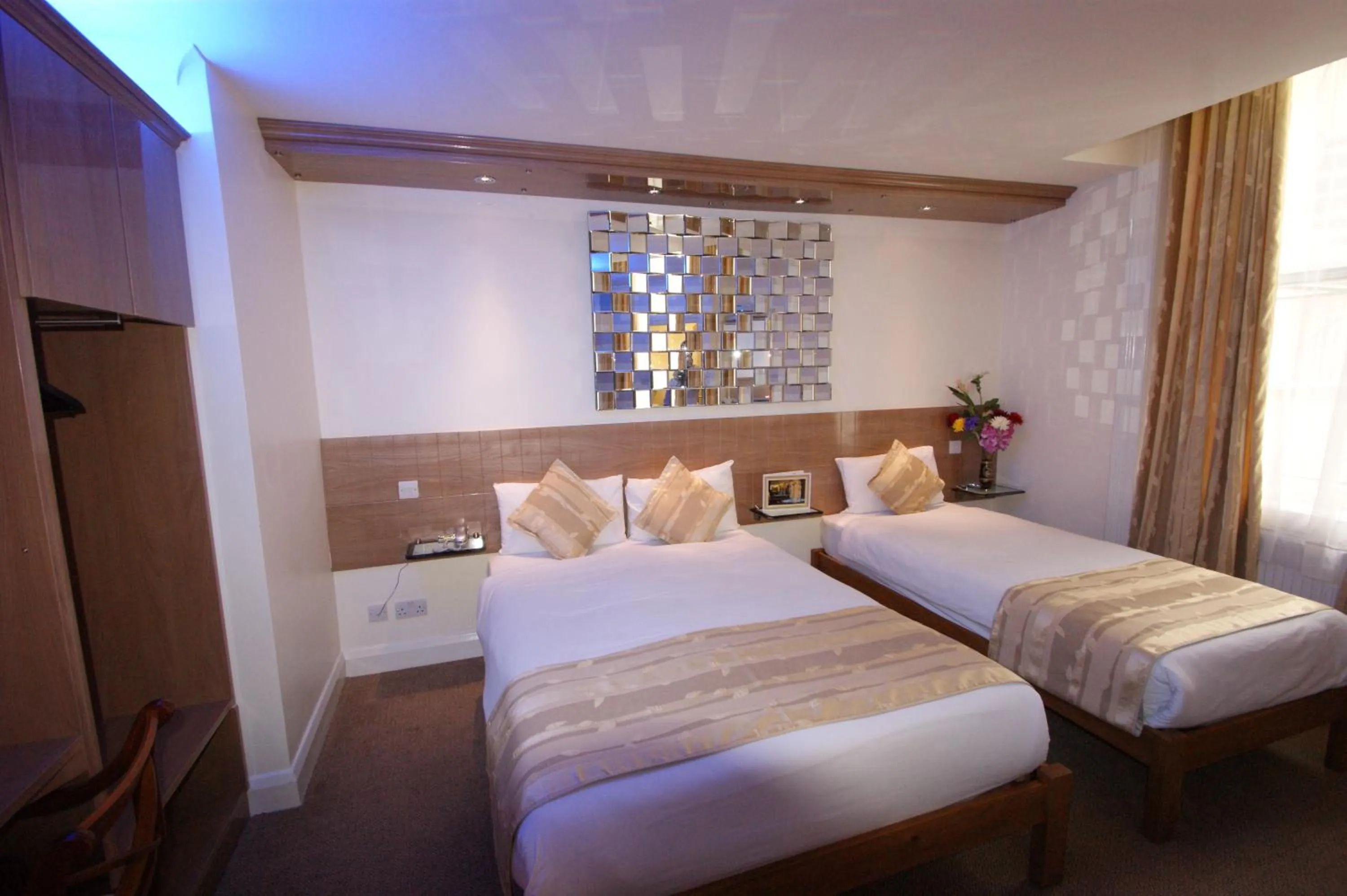 Bed in Abbey Court Hotel - Hyde Park