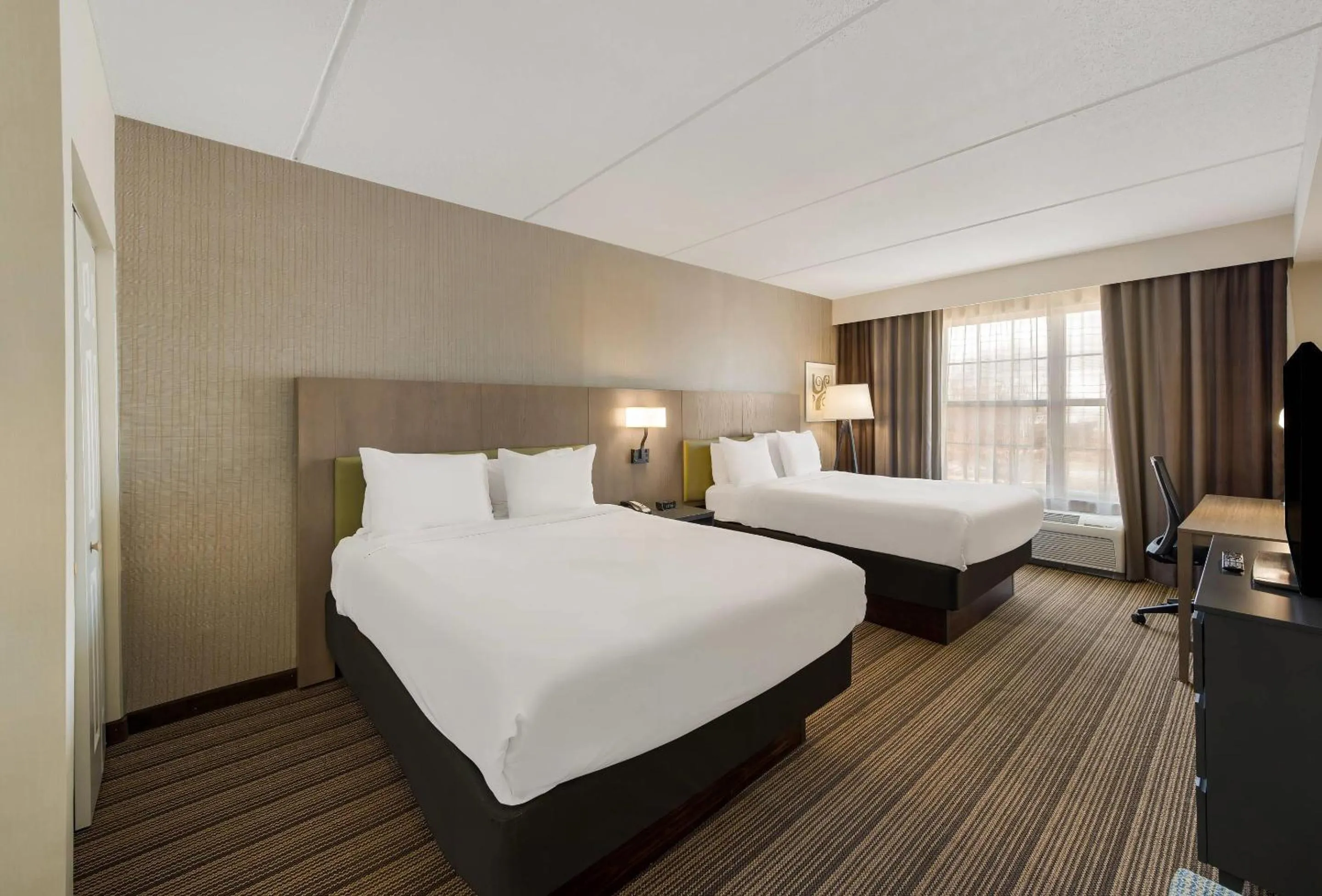 Bedroom, Bed in Country Inn & Suites by Radisson, Findlay, OH