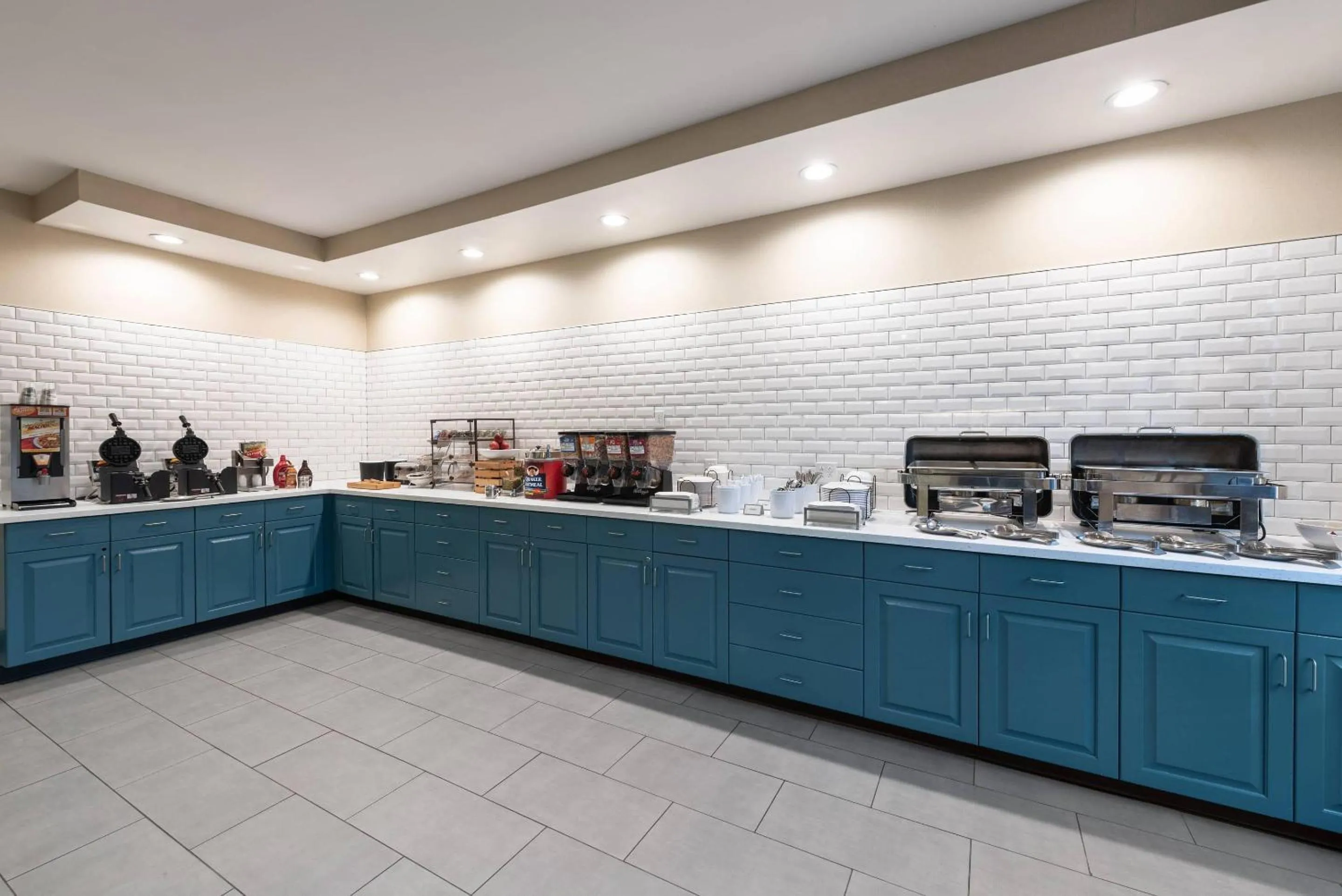 Breakfast in Country Inn & Suites by Radisson, Findlay, OH