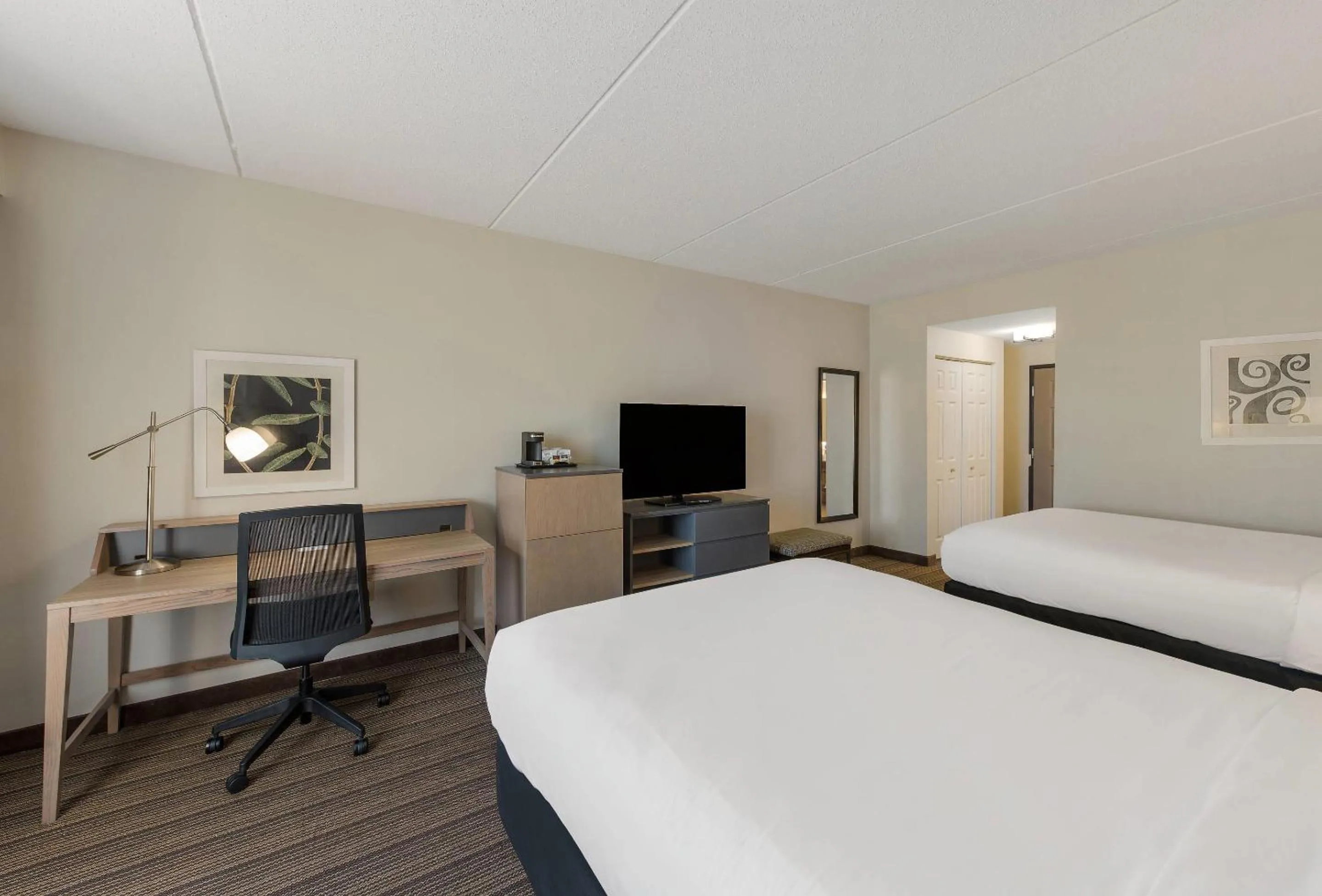 Bedroom, Bed in Country Inn & Suites by Radisson, Findlay, OH