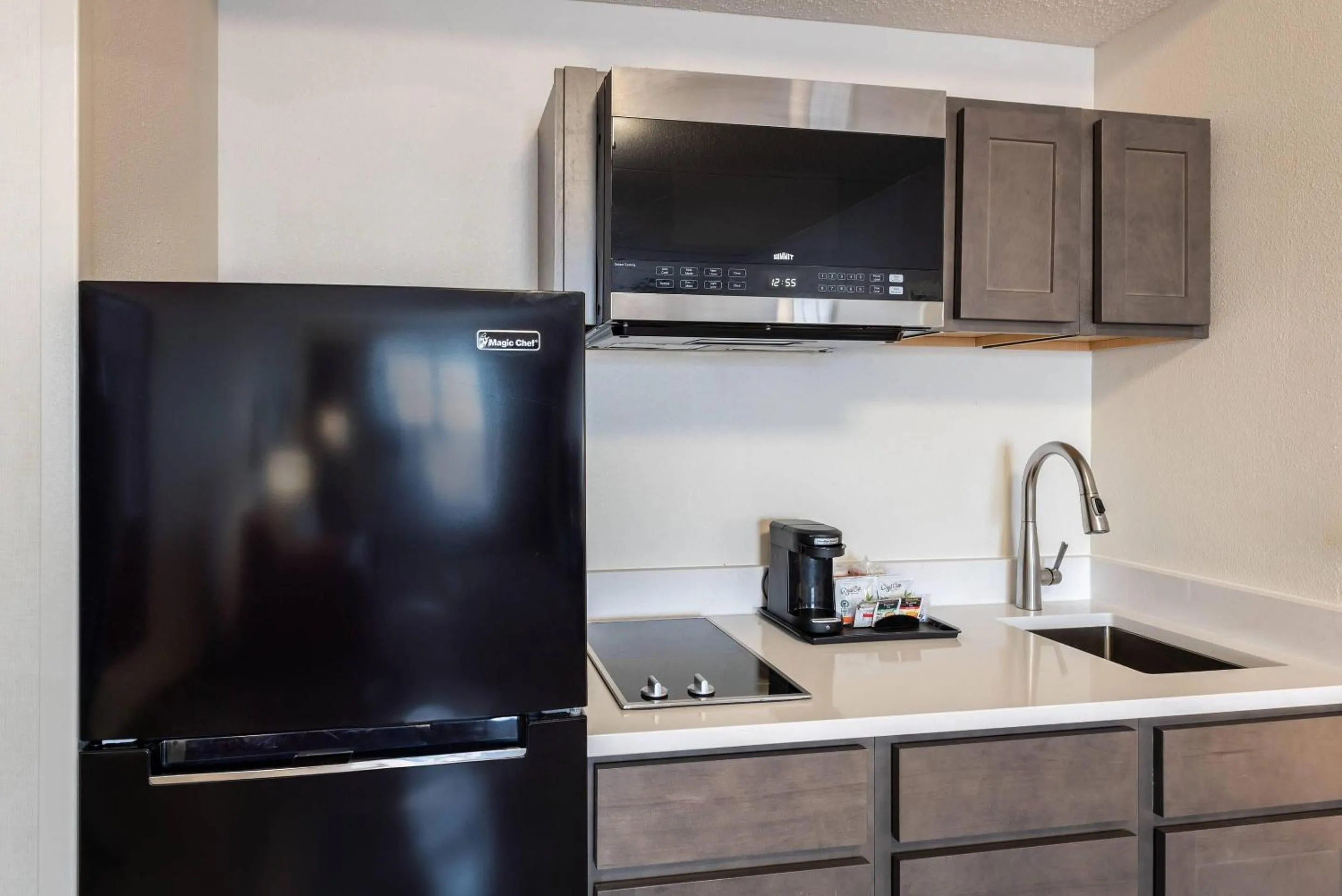Kitchen or kitchenette in Country Inn & Suites by Radisson, Findlay, OH