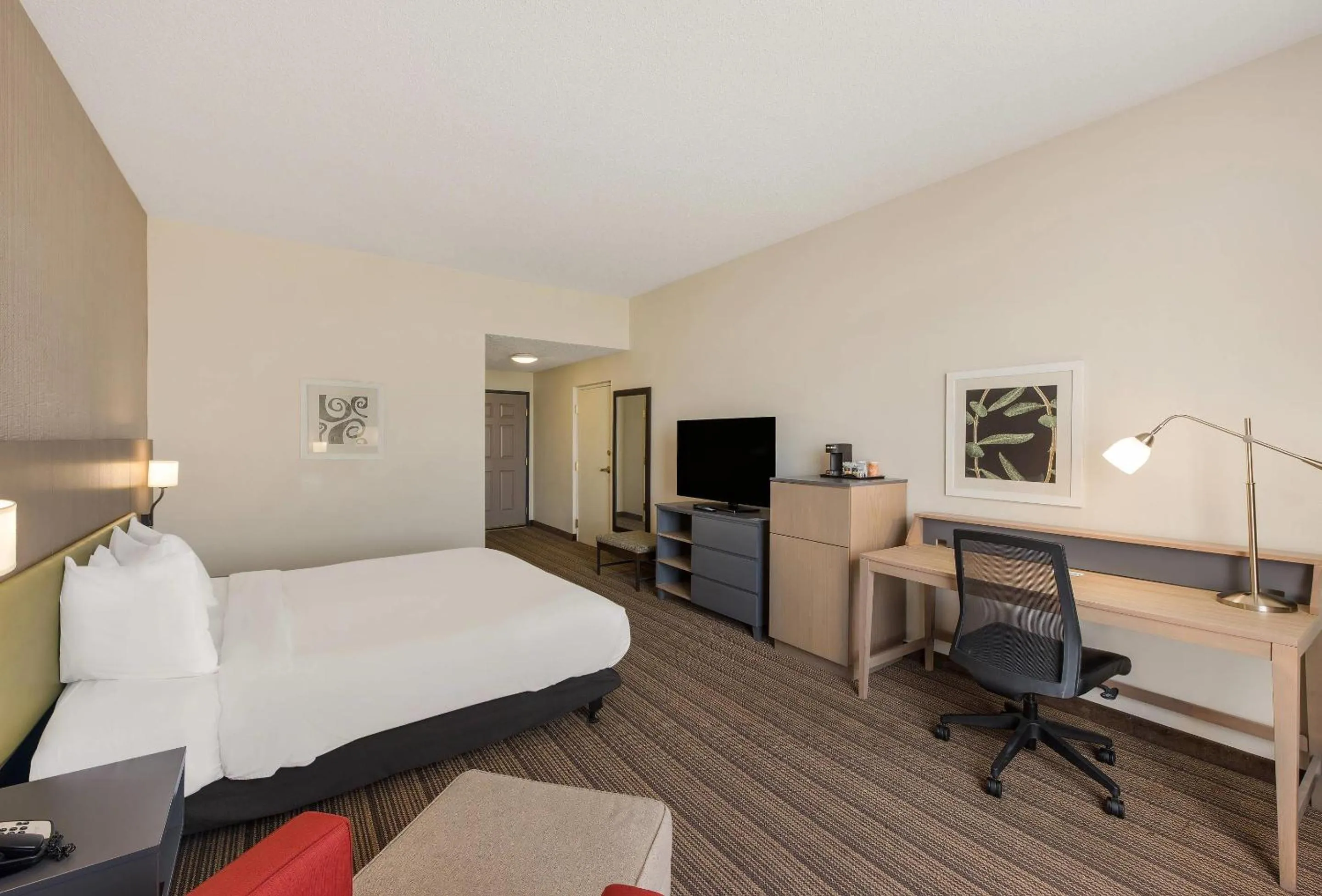 Bedroom, Bed in Country Inn & Suites by Radisson, Findlay, OH