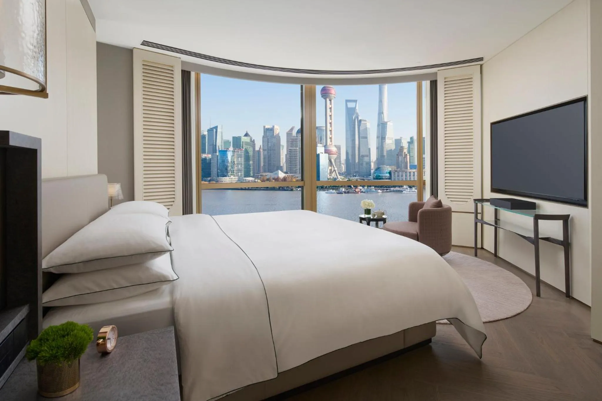 Photo of the whole room, Bed in Regent Shanghai on the Bund