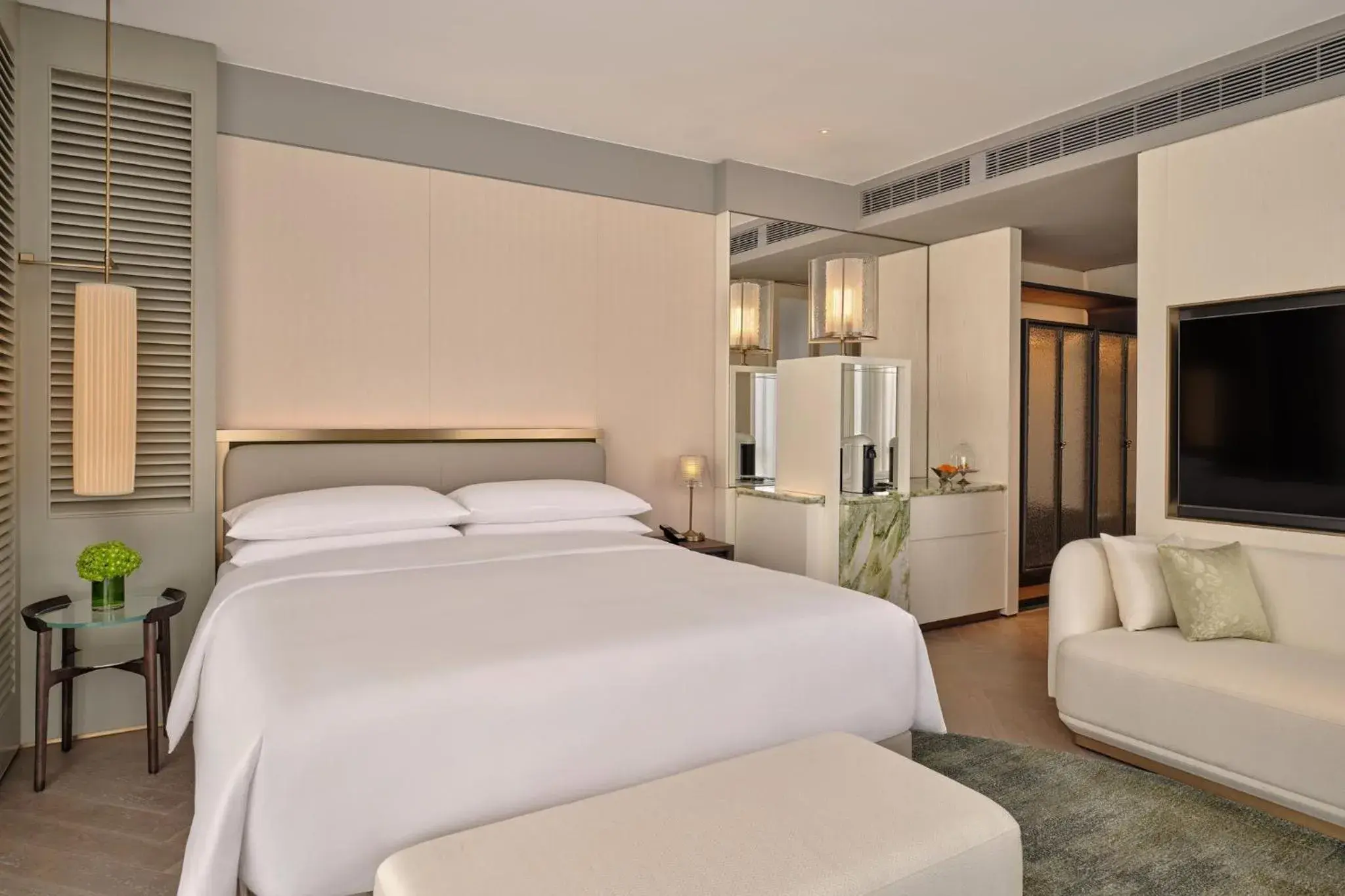 Photo of the whole room, Bed in Regent Shanghai on the Bund Photo of the whole room, Bed in Regent Shanghai on the Bund