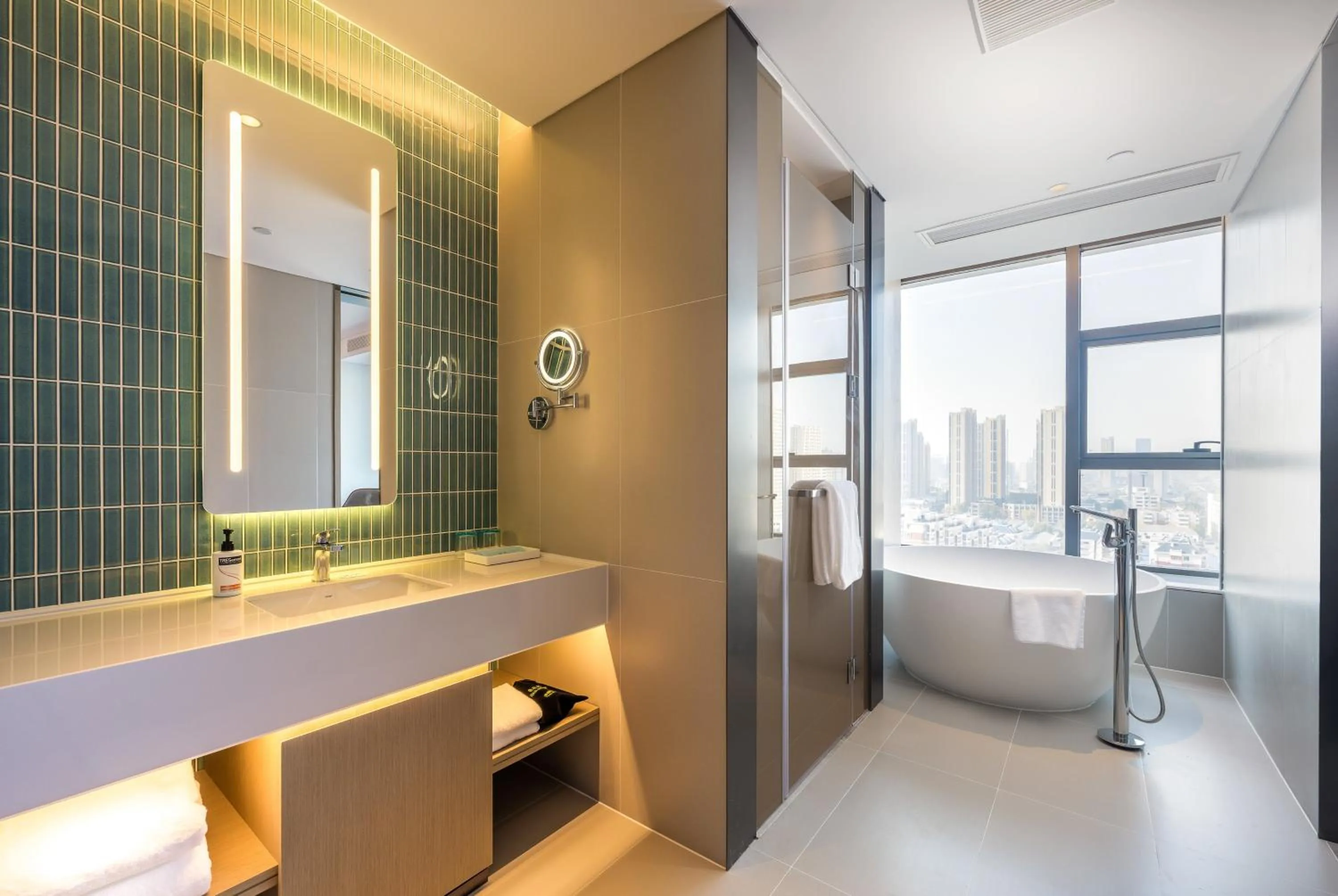 Photo of the whole room, Bathroom in Holiday Inn Express Heze City Center, an IHG Hotel