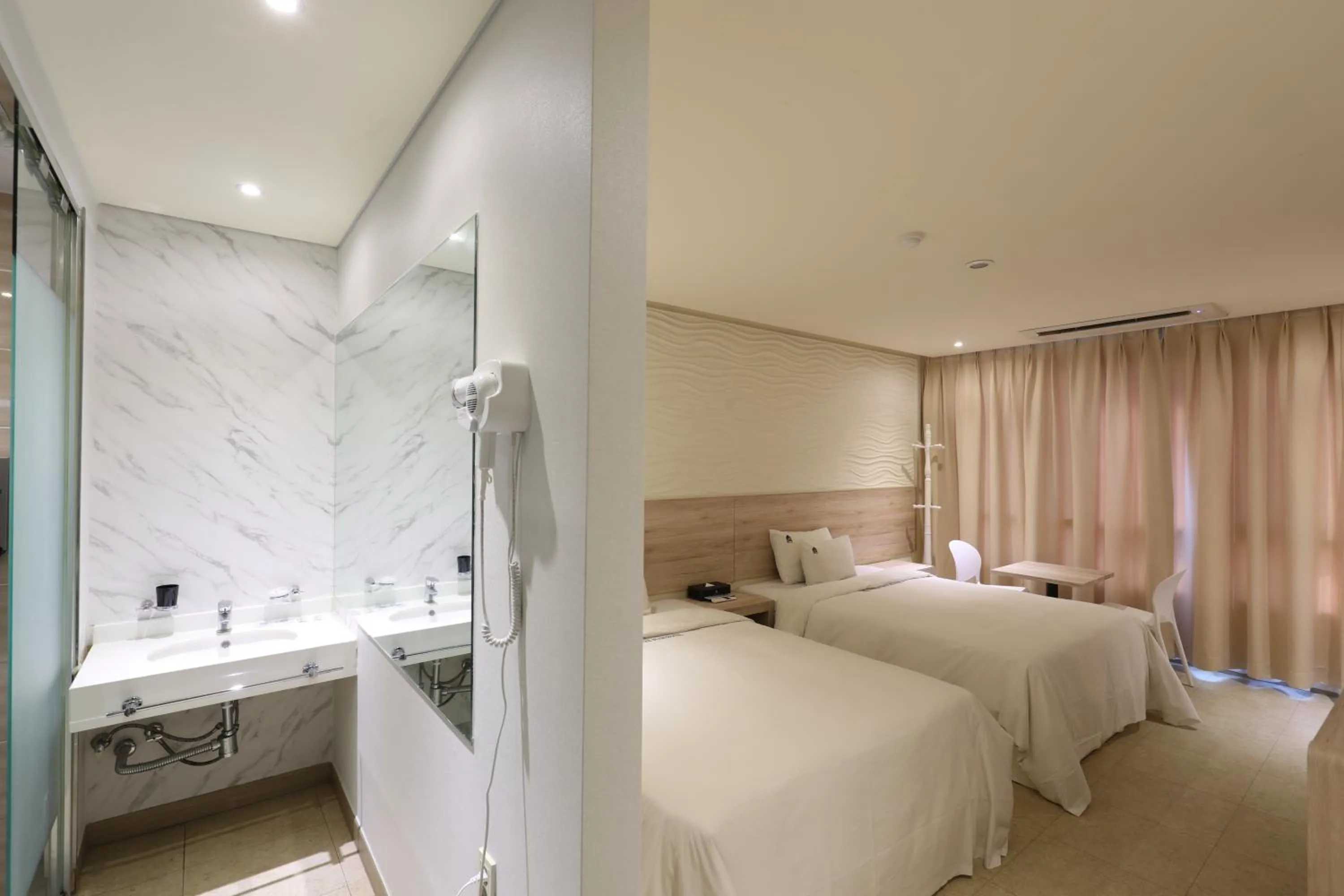 Photo of the whole room, Bed in Hotel The Sea Star