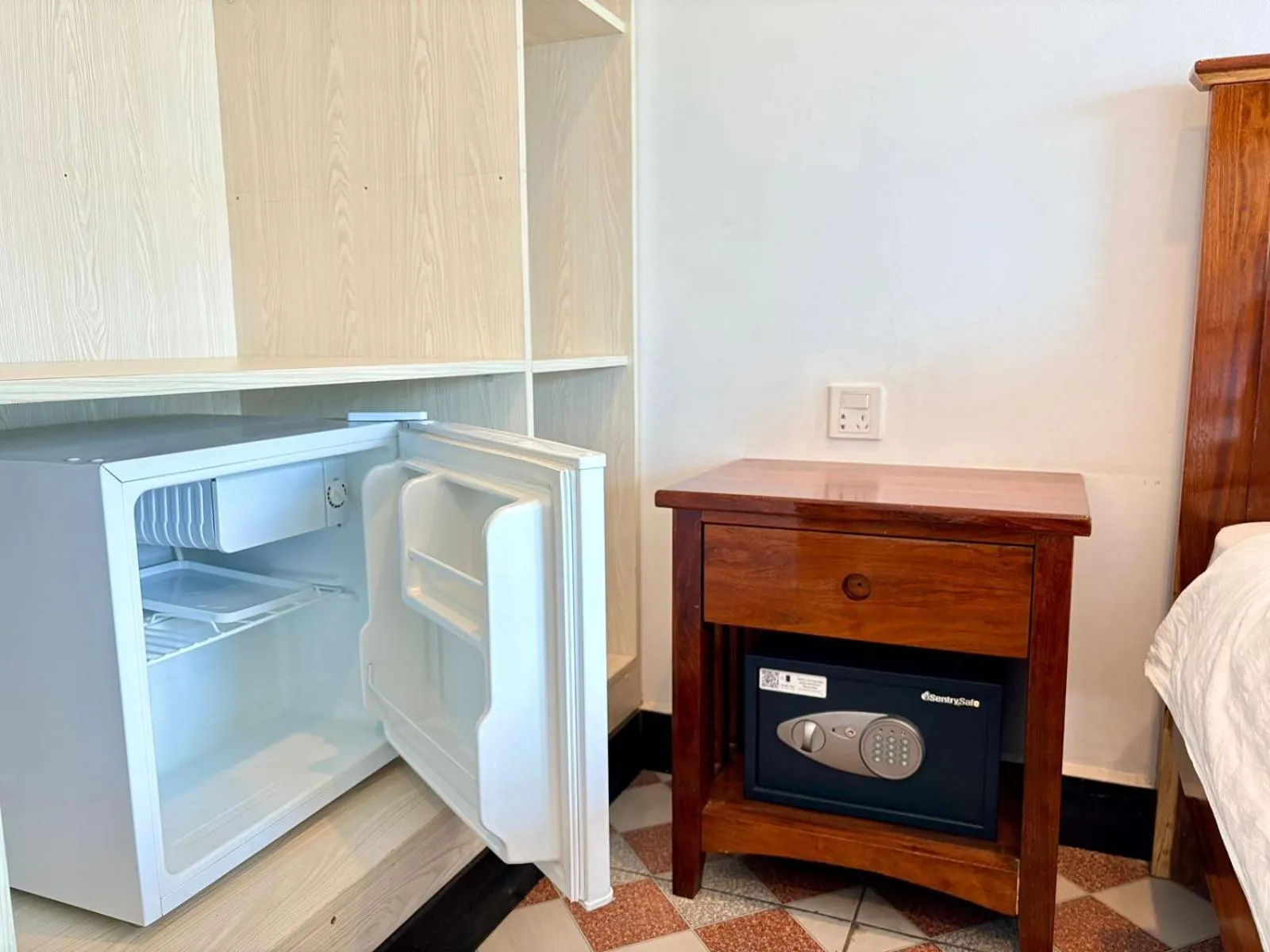 minibar, Bed in Crown Royale Hotel & Lounge