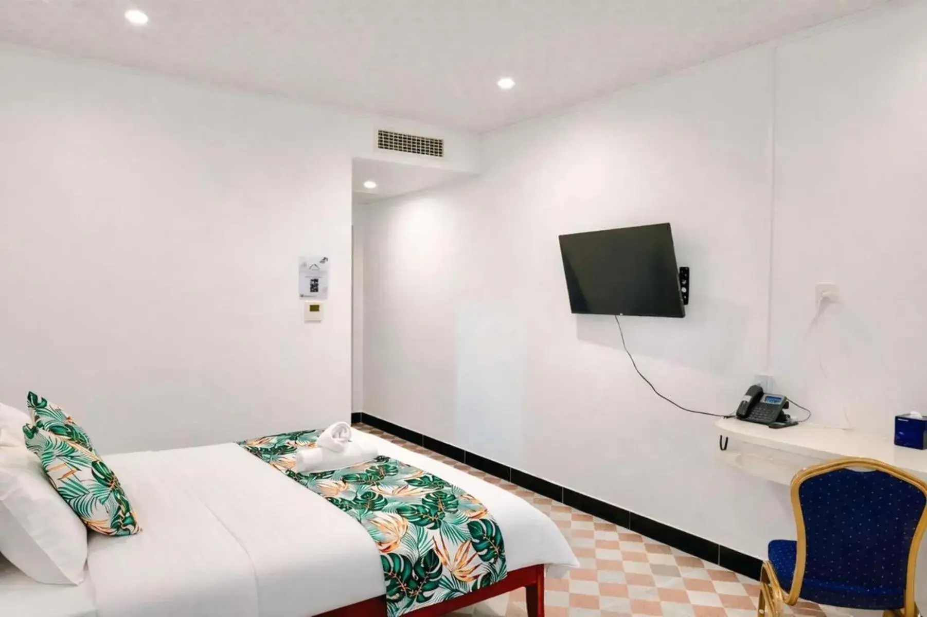 Communal lounge/ TV room, Bed in Crown Royale Hotel & Lounge Communal lounge/ TV room, Bed in Crown Royale Hotel & Lounge