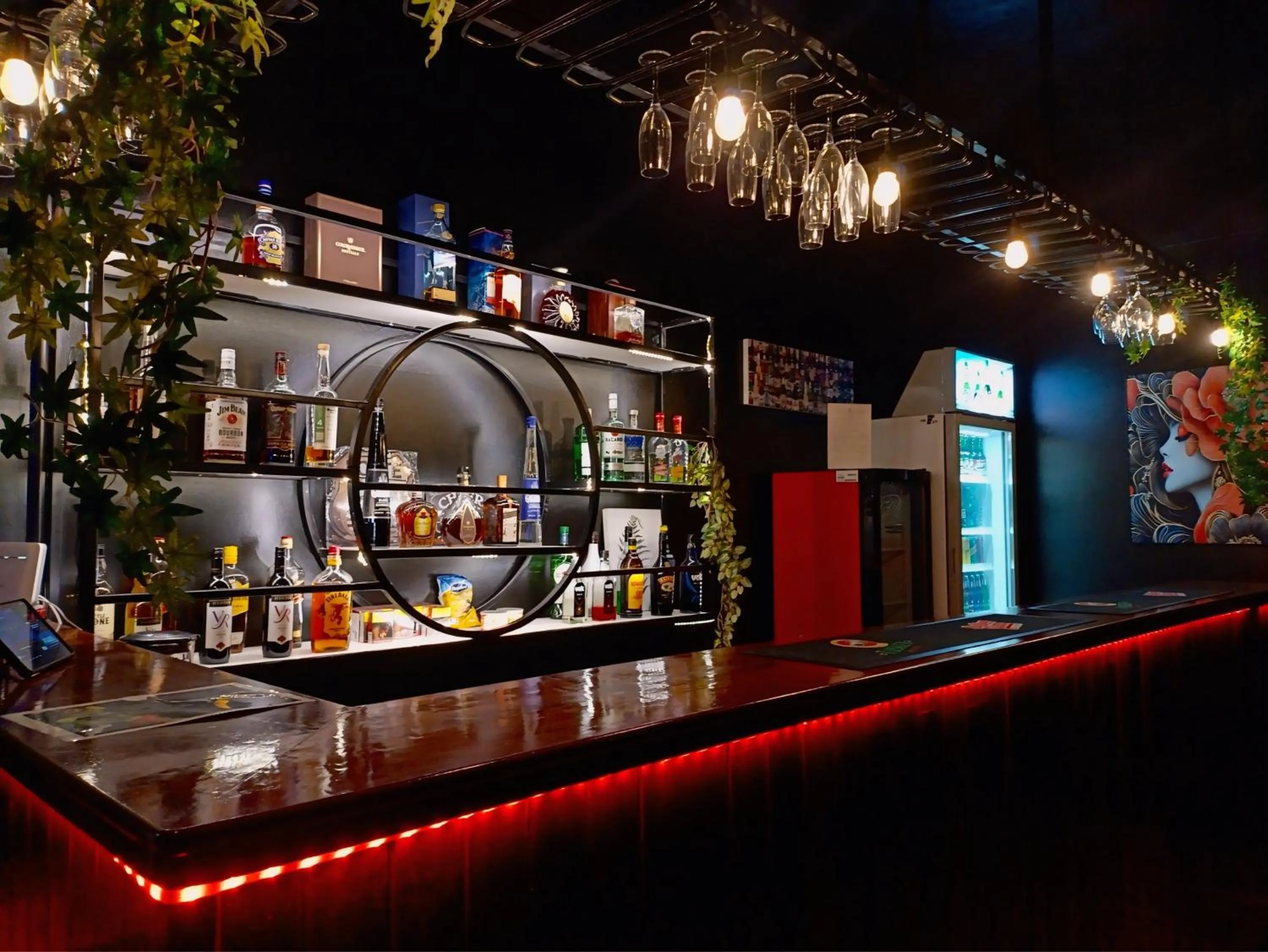 Restaurant/places to eat in Crown Royale Hotel & Lounge