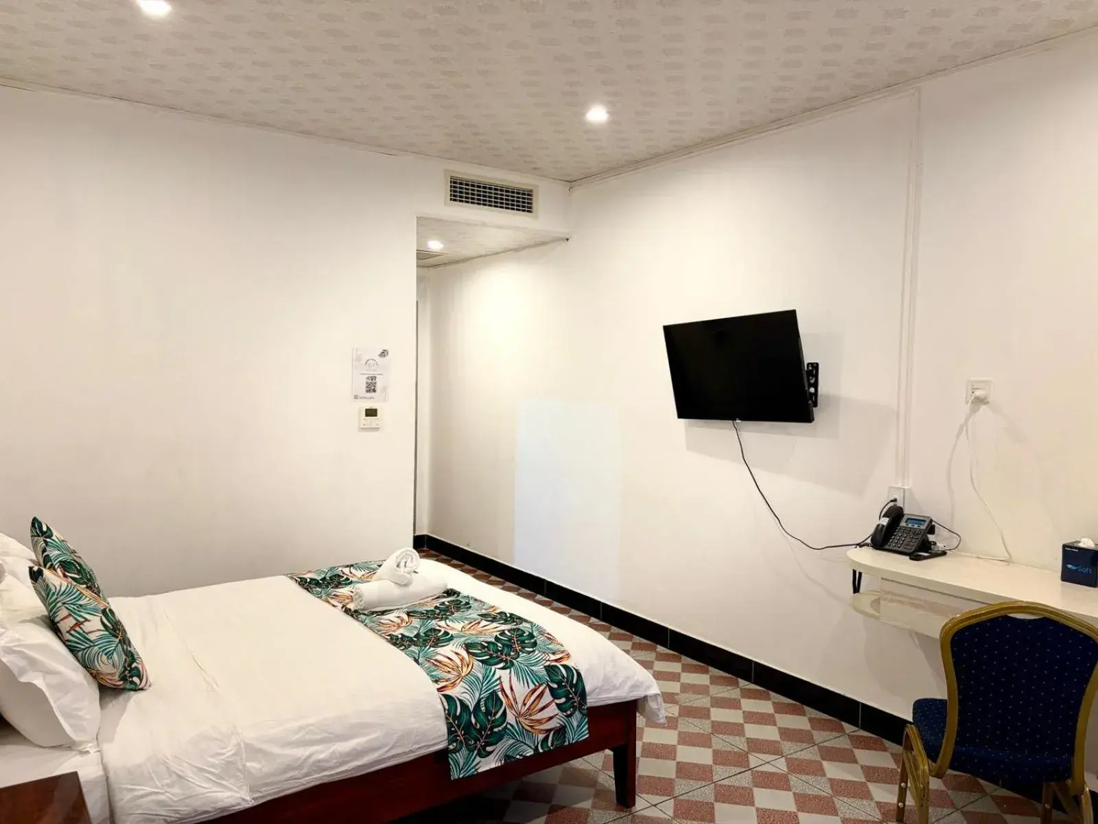 TV and multimedia, Bed in Crown Royale Hotel & Lounge TV and multimedia, Bed in Crown Royale Hotel & Lounge