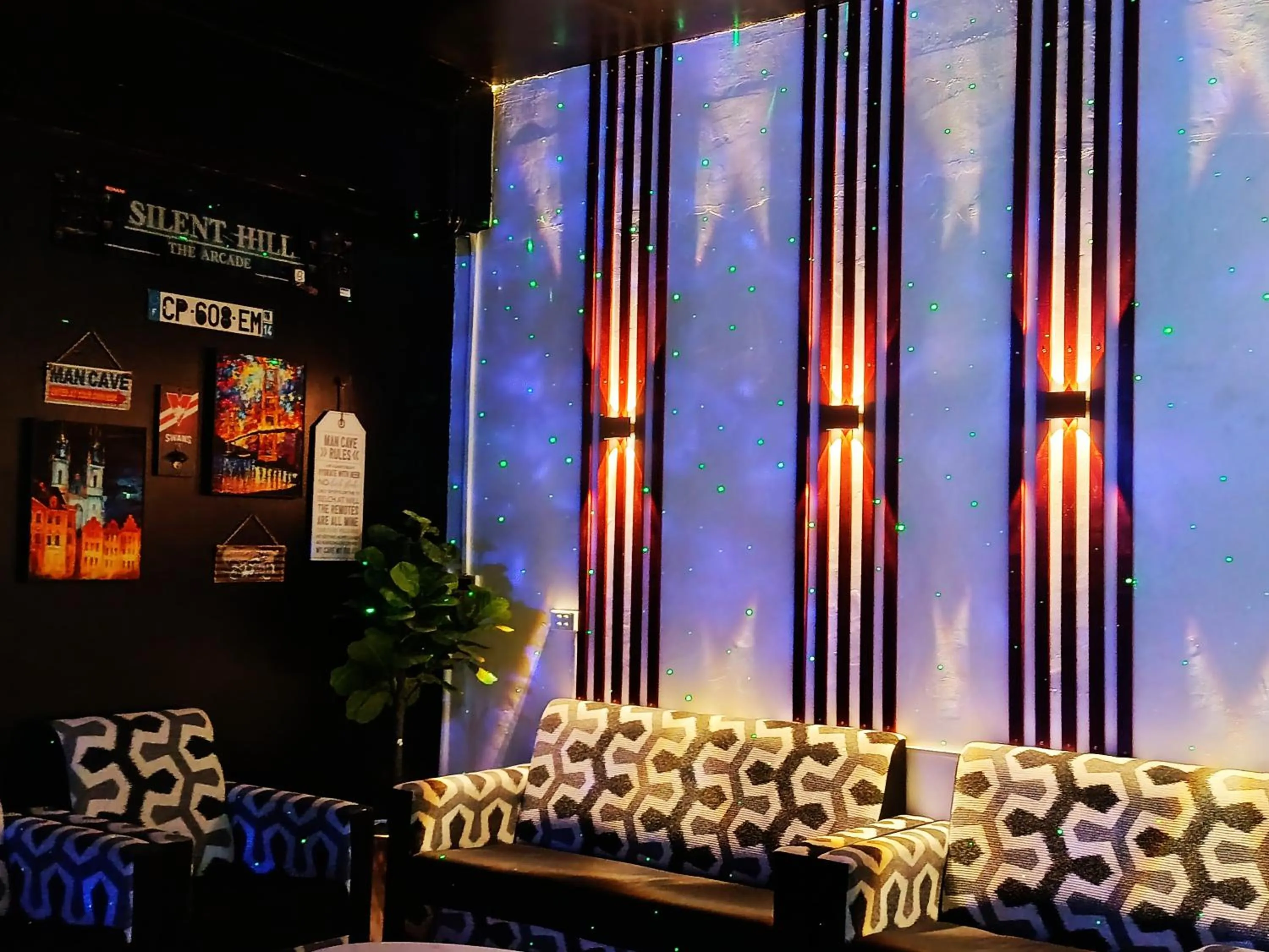 Restaurant/places to eat in Crown Royale Hotel & Lounge